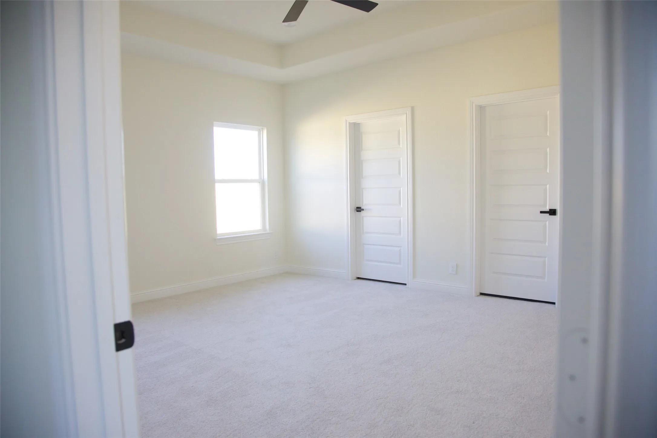 Tray ceiling with a ceiling fan