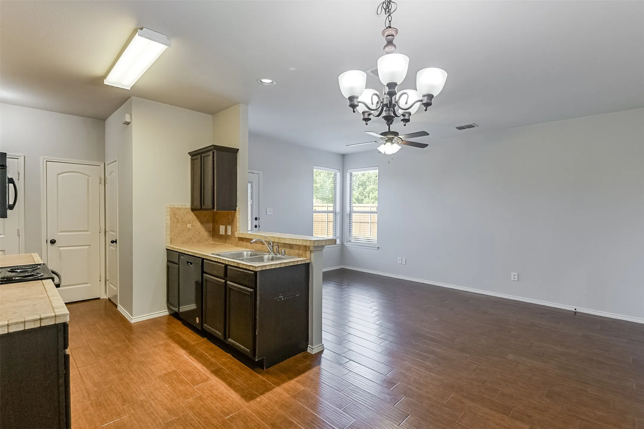 Duplex For Rent in Tarrant County , 2515 Sedona Street, Mansfield, Texas 76063, 3 Bedroom, 3 Bathroom, 2 Garage spaces, 1,298 Sqft, built in 2011, mls#21380620, Real Estate Agent in Mansfield, Homes For Rent in Tarrant county, Homes For Rent in Mansfield, Realtor in Mansfield Texas, Real Estate Brokerage Independent Realty Texas, Luminita Cordes Realtor
