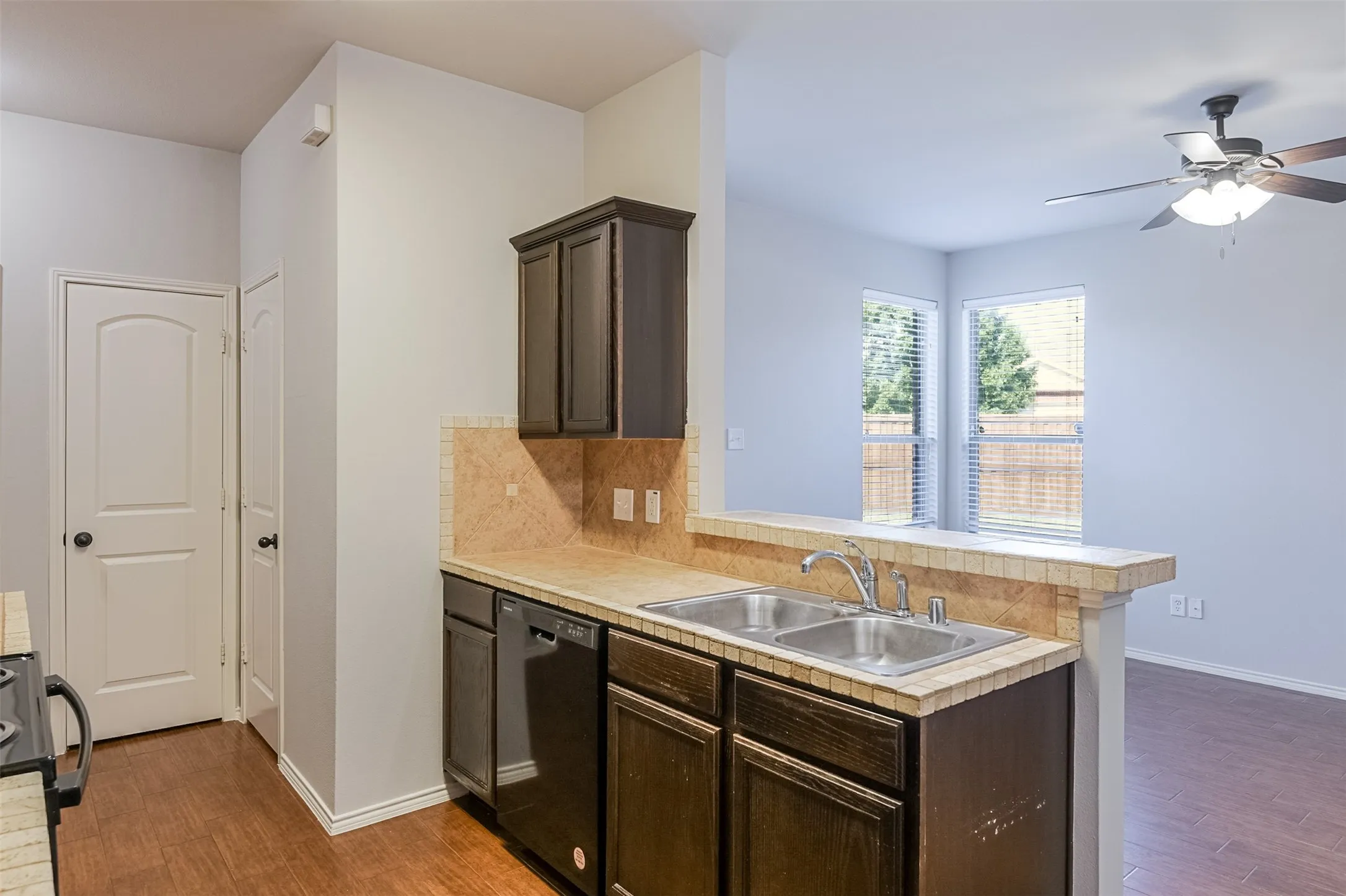 Duplex For Rent in Tarrant County , 2515 Sedona Street, Mansfield, Texas 76063, 3 Bedroom, 3 Bathroom, 2 Garage spaces, 1,298 Sqft, built in 2011, mls#21380620, Real Estate Agent in Mansfield, Homes For Rent in Tarrant county, Homes For Rent in Mansfield, Realtor in Mansfield Texas, Real Estate Brokerage Independent Realty Texas, Luminita Cordes Realtor