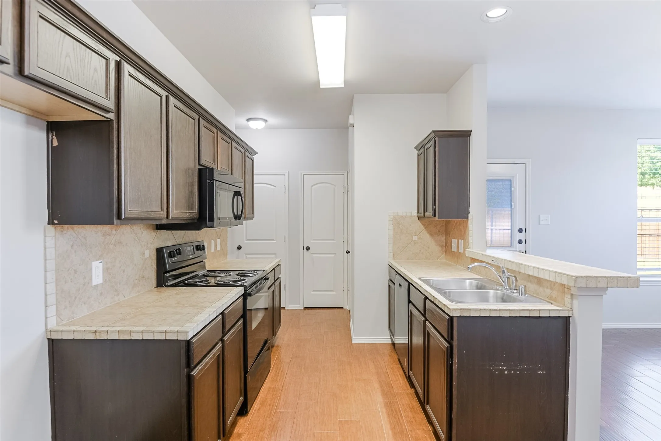 Duplex For Rent in Tarrant County , 2515 Sedona Street, Mansfield, Texas 76063, 3 Bedroom, 3 Bathroom, 2 Garage spaces, 1,298 Sqft, built in 2011, mls#21380620, Real Estate Agent in Mansfield, Homes For Rent in Tarrant county, Homes For Rent in Mansfield, Realtor in Mansfield Texas, Real Estate Brokerage Independent Realty Texas, Luminita Cordes Realtor