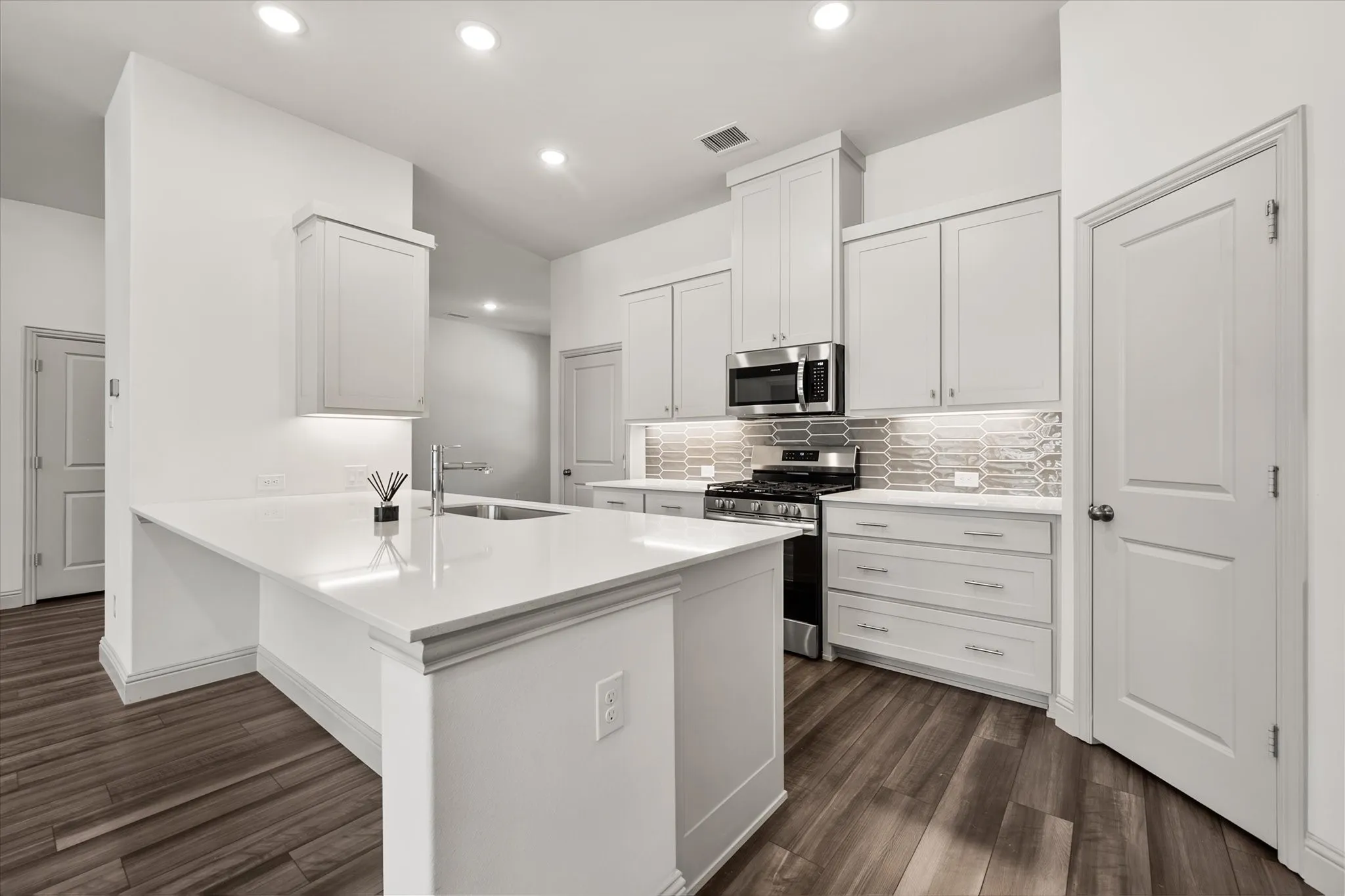Townhouse For Sale in Dallas County , 7119 Buchanan Drive, Grand Prairie, Texas 75054, 3 Bedroom, 3 Bathroom, 2 Garage spaces, 1,889 Sqft, built in 2023, mls#21380224, Real Estate Agent in Grand Prairie, Homes For Sale in Dallas county, Homes For Sale in Grand Prairie, Realtor in Grand Prairie Texas, Real Estate Brokerage Independent Realty Texas, Luminita Cordes Realtor