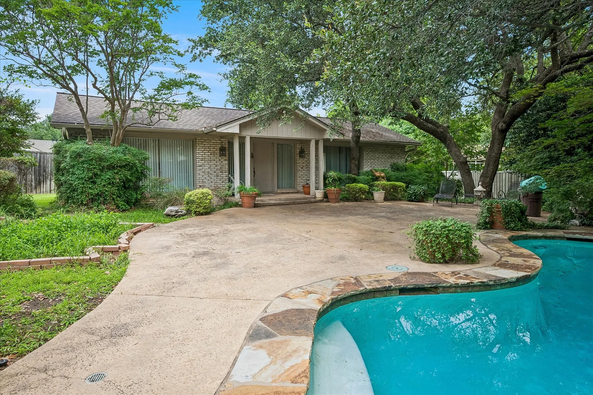 Guest house of approximately 1000 square feet
with bedroom, living area, kitchen and bath