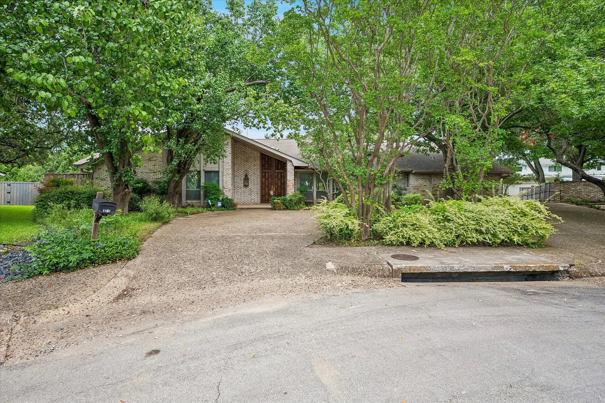 Access from street to the house