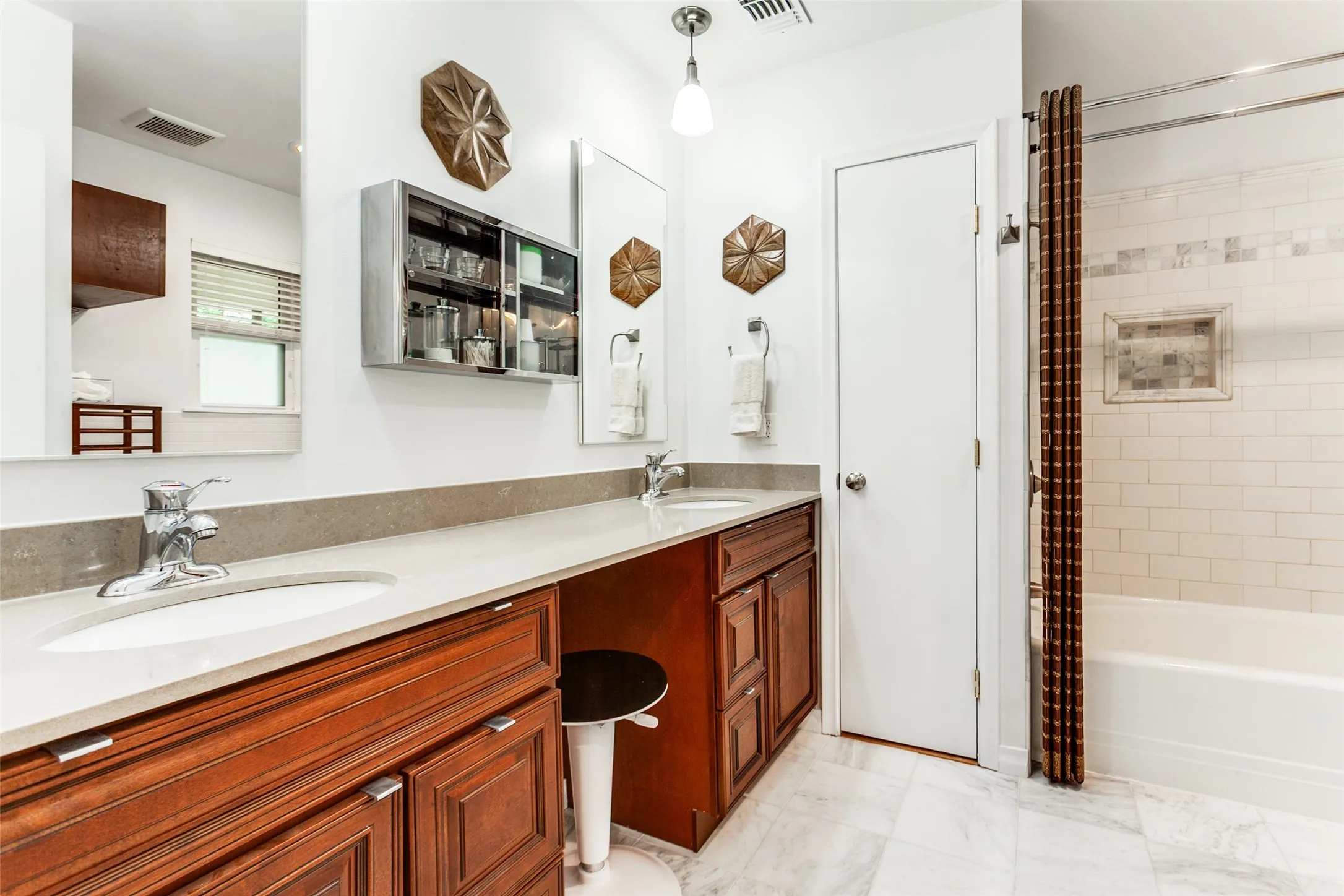 Single Family Residence For Sale in Dallas County , 6221 Berryhill Street, Dallas, Texas 75231, 3 Bedroom, 3 Bathroom, 2 Garage spaces, 1,866 Sqft, built in 1959, mls#21379538, Real Estate Agent in Dallas, Homes For Sale in Dallas county, Homes For Sale in Dallas, Realtor in Dallas Texas, Real Estate Brokerage Independent Realty Texas, Luminita Cordes Realtor