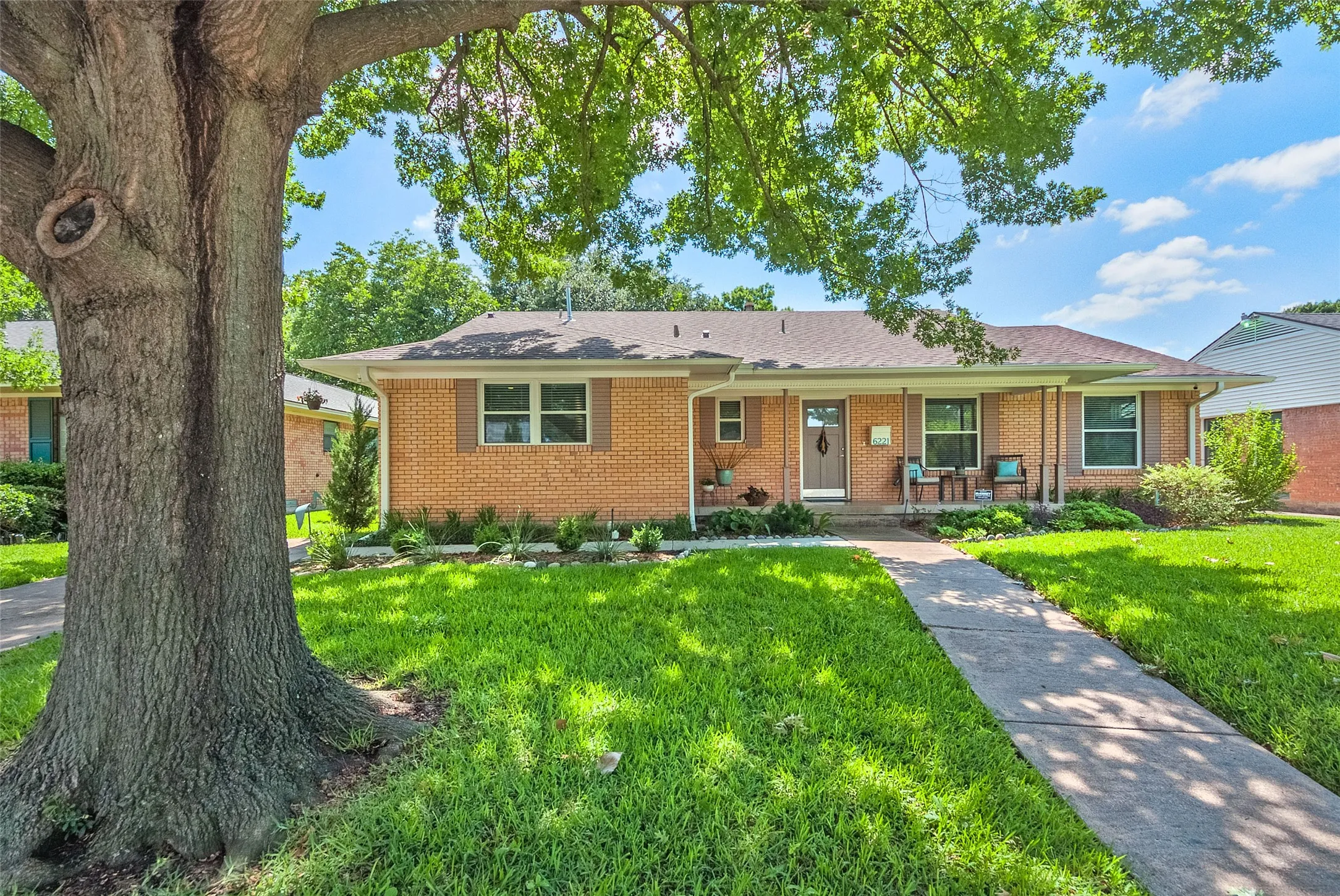 Single Family Residence For Sale in Dallas County , 6221 Berryhill Street, Dallas, Texas 75231, 3 Bedroom, 3 Bathroom, 2 Garage spaces, 1,866 Sqft, built in 1959, mls#21379538, Real Estate Agent in Dallas, Homes For Sale in Dallas county, Homes For Sale in Dallas, Realtor in Dallas Texas, Real Estate Brokerage Independent Realty Texas, Luminita Cordes Realtor