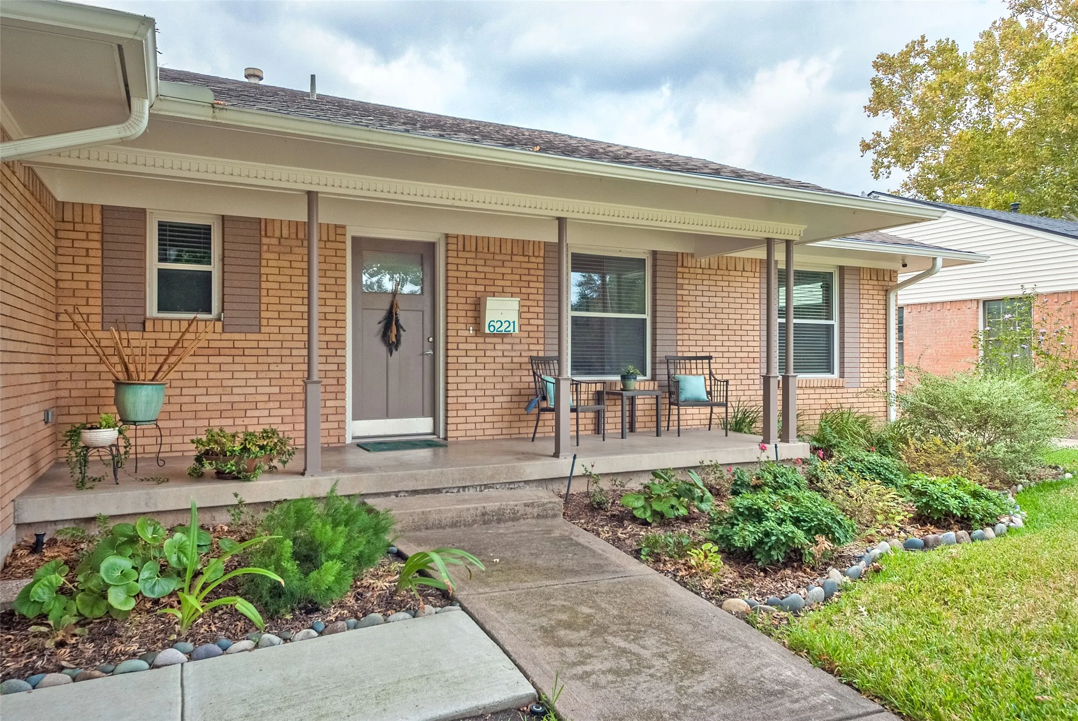 Single Family Residence For Sale in Dallas County , 6221 Berryhill Street, Dallas, Texas 75231, 3 Bedroom, 3 Bathroom, 2 Garage spaces, 1,866 Sqft, built in 1959, mls#21379538, Real Estate Agent in Dallas, Homes For Sale in Dallas county, Homes For Sale in Dallas, Realtor in Dallas Texas, Real Estate Brokerage Independent Realty Texas, Luminita Cordes Realtor