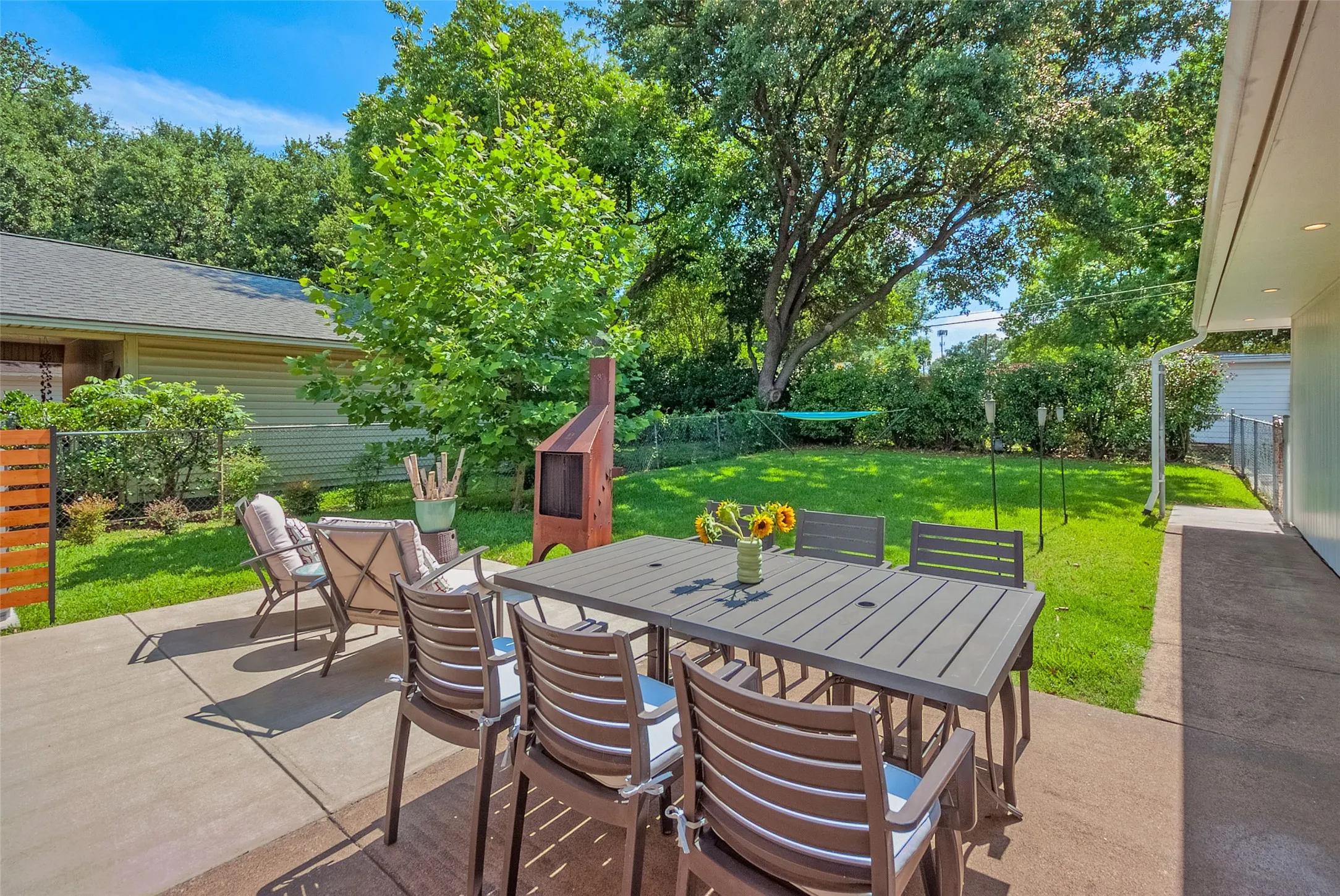 Single Family Residence For Sale in Dallas County , 6221 Berryhill Street, Dallas, Texas 75231, 3 Bedroom, 3 Bathroom, 2 Garage spaces, 1,866 Sqft, built in 1959, mls#21379538, Real Estate Agent in Dallas, Homes For Sale in Dallas county, Homes For Sale in Dallas, Realtor in Dallas Texas, Real Estate Brokerage Independent Realty Texas, Luminita Cordes Realtor