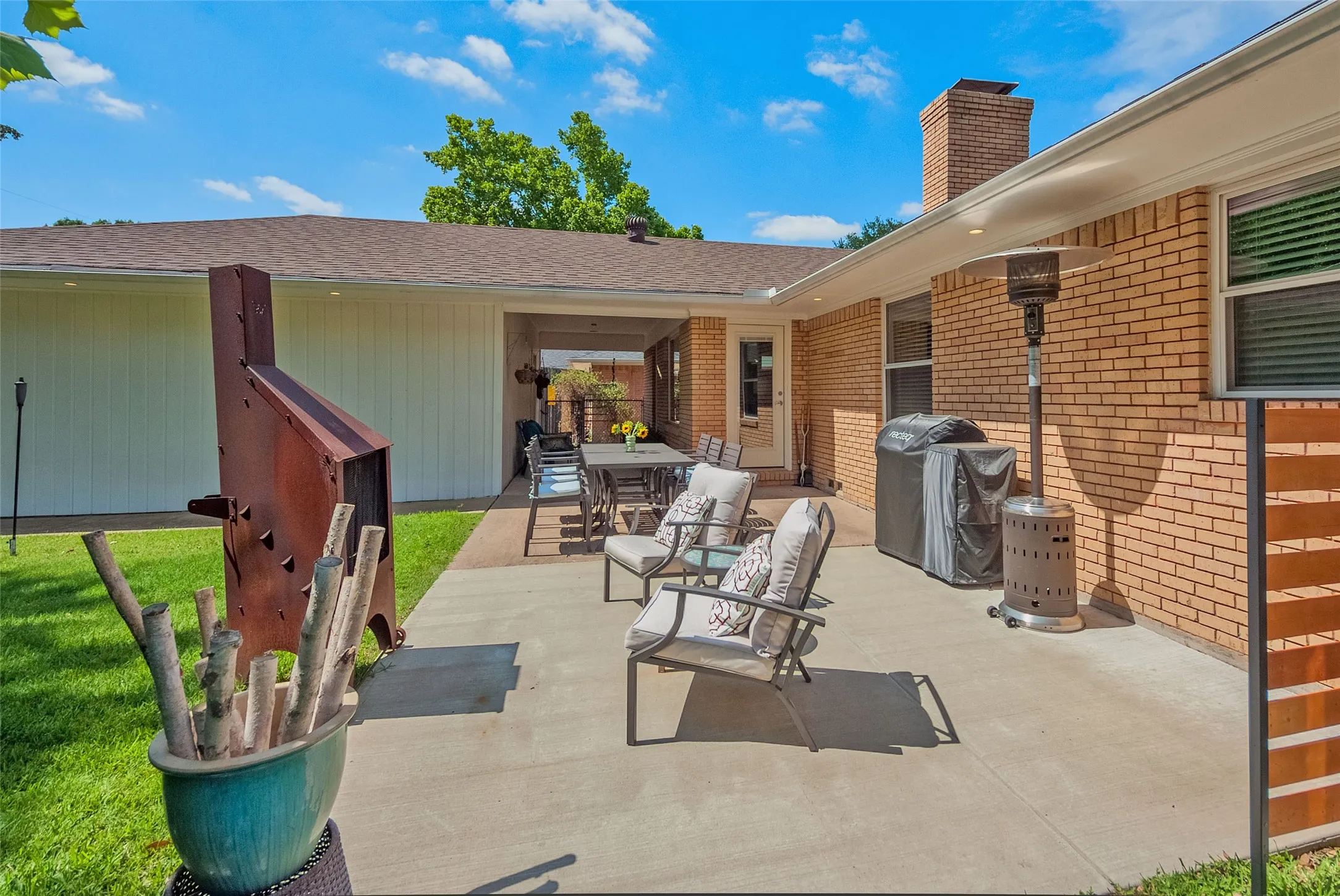 Single Family Residence For Sale in Dallas County , 6221 Berryhill Street, Dallas, Texas 75231, 3 Bedroom, 3 Bathroom, 2 Garage spaces, 1,866 Sqft, built in 1959, mls#21379538, Real Estate Agent in Dallas, Homes For Sale in Dallas county, Homes For Sale in Dallas, Realtor in Dallas Texas, Real Estate Brokerage Independent Realty Texas, Luminita Cordes Realtor