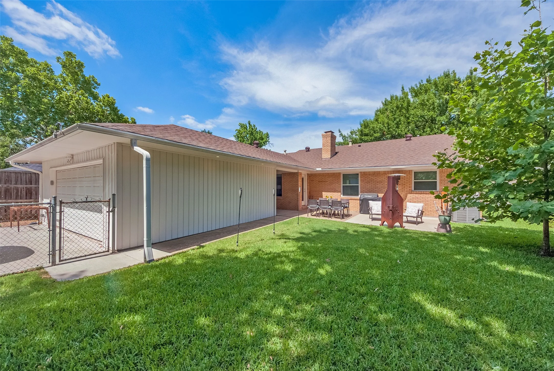 Single Family Residence For Sale in Dallas County , 6221 Berryhill Street, Dallas, Texas 75231, 3 Bedroom, 3 Bathroom, 2 Garage spaces, 1,866 Sqft, built in 1959, mls#21379538, Real Estate Agent in Dallas, Homes For Sale in Dallas county, Homes For Sale in Dallas, Realtor in Dallas Texas, Real Estate Brokerage Independent Realty Texas, Luminita Cordes Realtor