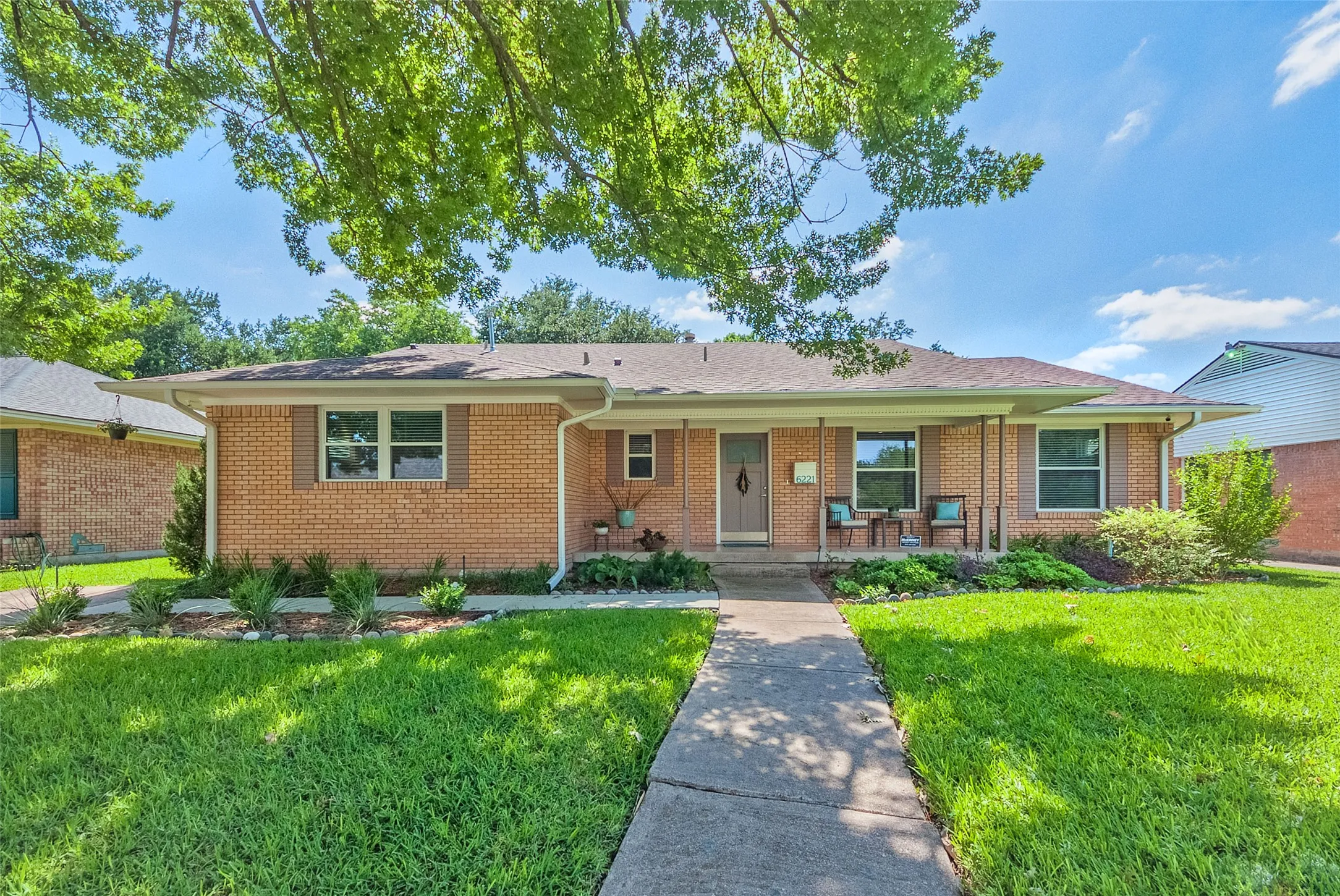 Single Family Residence For Sale in Dallas County , 6221 Berryhill Street, Dallas, Texas 75231, 3 Bedroom, 3 Bathroom, 2 Garage spaces, 1,866 Sqft, built in 1959, mls#21379538, Real Estate Agent in Dallas, Homes For Sale in Dallas county, Homes For Sale in Dallas, Realtor in Dallas Texas, Real Estate Brokerage Independent Realty Texas, Luminita Cordes Realtor