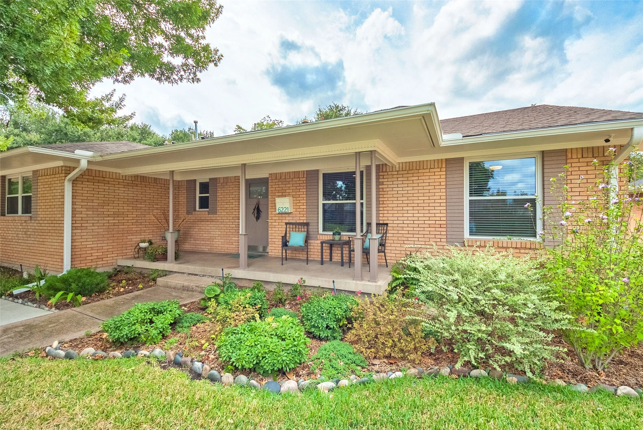 Single Family Residence For Sale in Dallas County , 6221 Berryhill Street, Dallas, Texas 75231, 3 Bedroom, 3 Bathroom, 2 Garage spaces, 1,866 Sqft, built in 1959, mls#21379538, Real Estate Agent in Dallas, Homes For Sale in Dallas county, Homes For Sale in Dallas, Realtor in Dallas Texas, Real Estate Brokerage Independent Realty Texas, Luminita Cordes Realtor