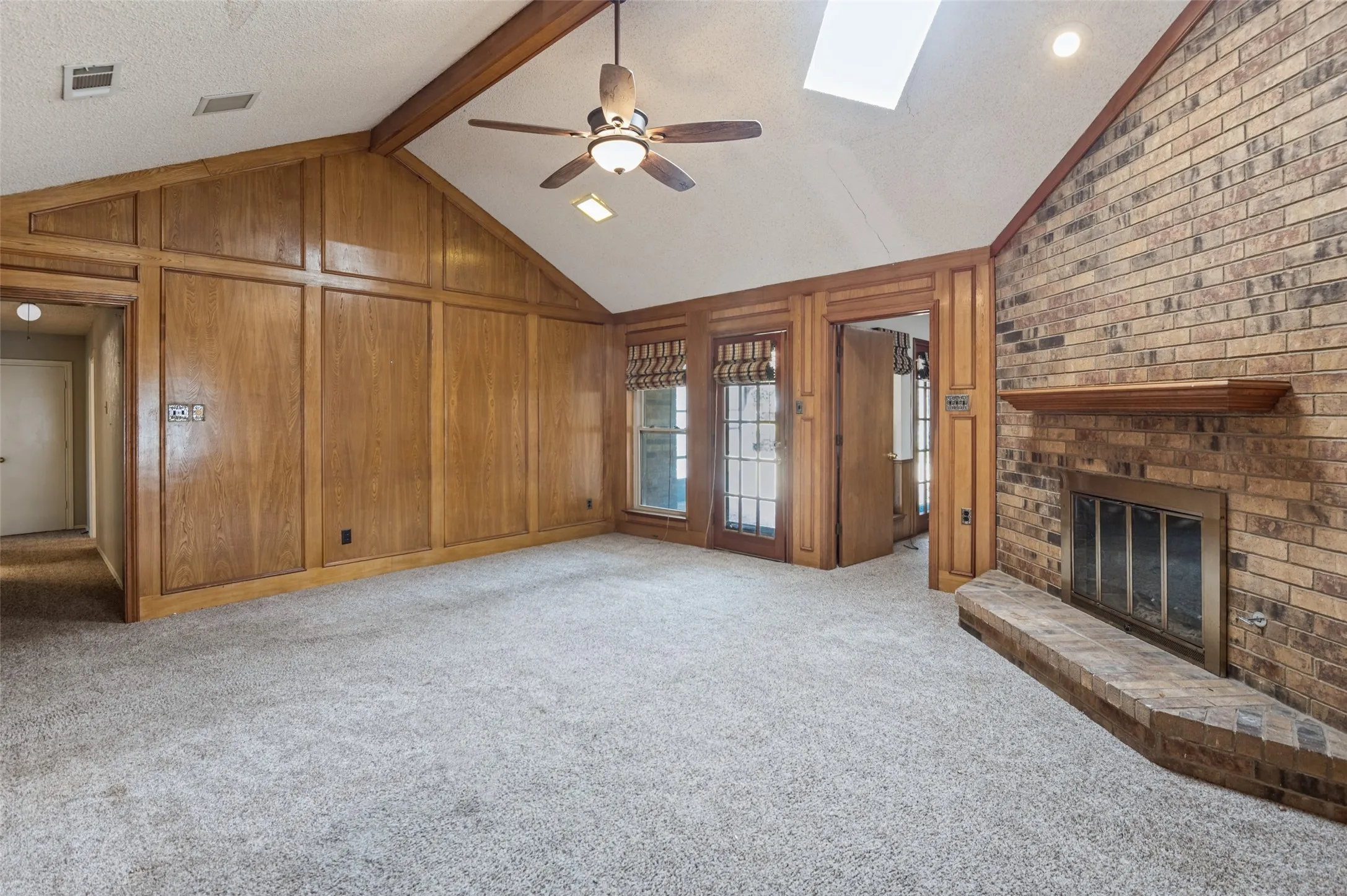 Single Family Residence For Sale in Denton County , 1900 Oakbluff Drive, Carrollton, Texas 75007, 3 Bedroom, 3 Bathroom, 2 Garage spaces, 1,989 Sqft, built in 1980, mls#21379880, Real Estate Agent in Carrollton, Homes For Sale in Denton county, Homes For Sale in Carrollton, Realtor in Carrollton Texas, Real Estate Brokerage Independent Realty Texas, Luminita Cordes Realtor
