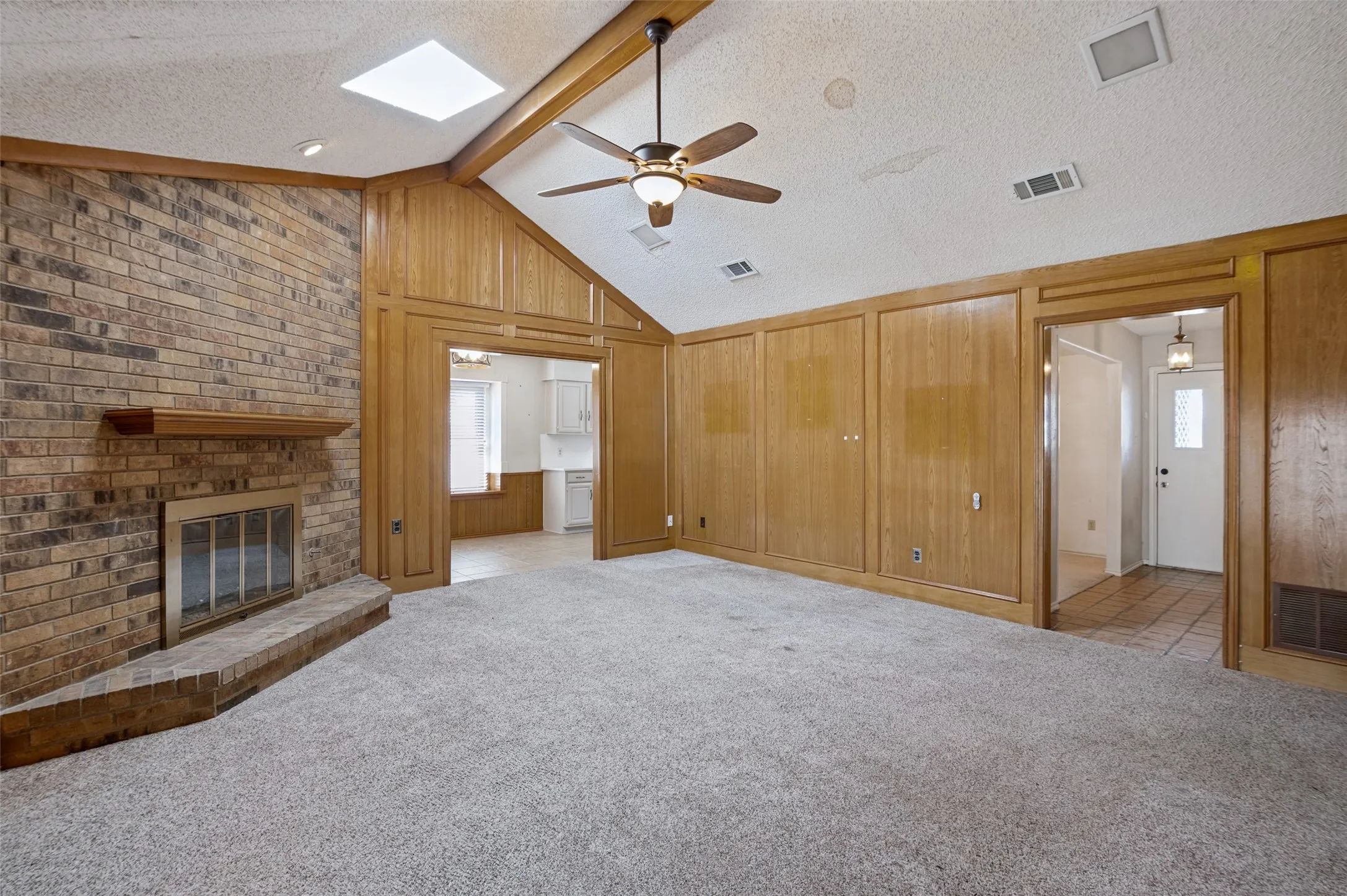 Single Family Residence For Sale in Denton County , 1900 Oakbluff Drive, Carrollton, Texas 75007, 3 Bedroom, 3 Bathroom, 2 Garage spaces, 1,989 Sqft, built in 1980, mls#21379880, Real Estate Agent in Carrollton, Homes For Sale in Denton county, Homes For Sale in Carrollton, Realtor in Carrollton Texas, Real Estate Brokerage Independent Realty Texas, Luminita Cordes Realtor