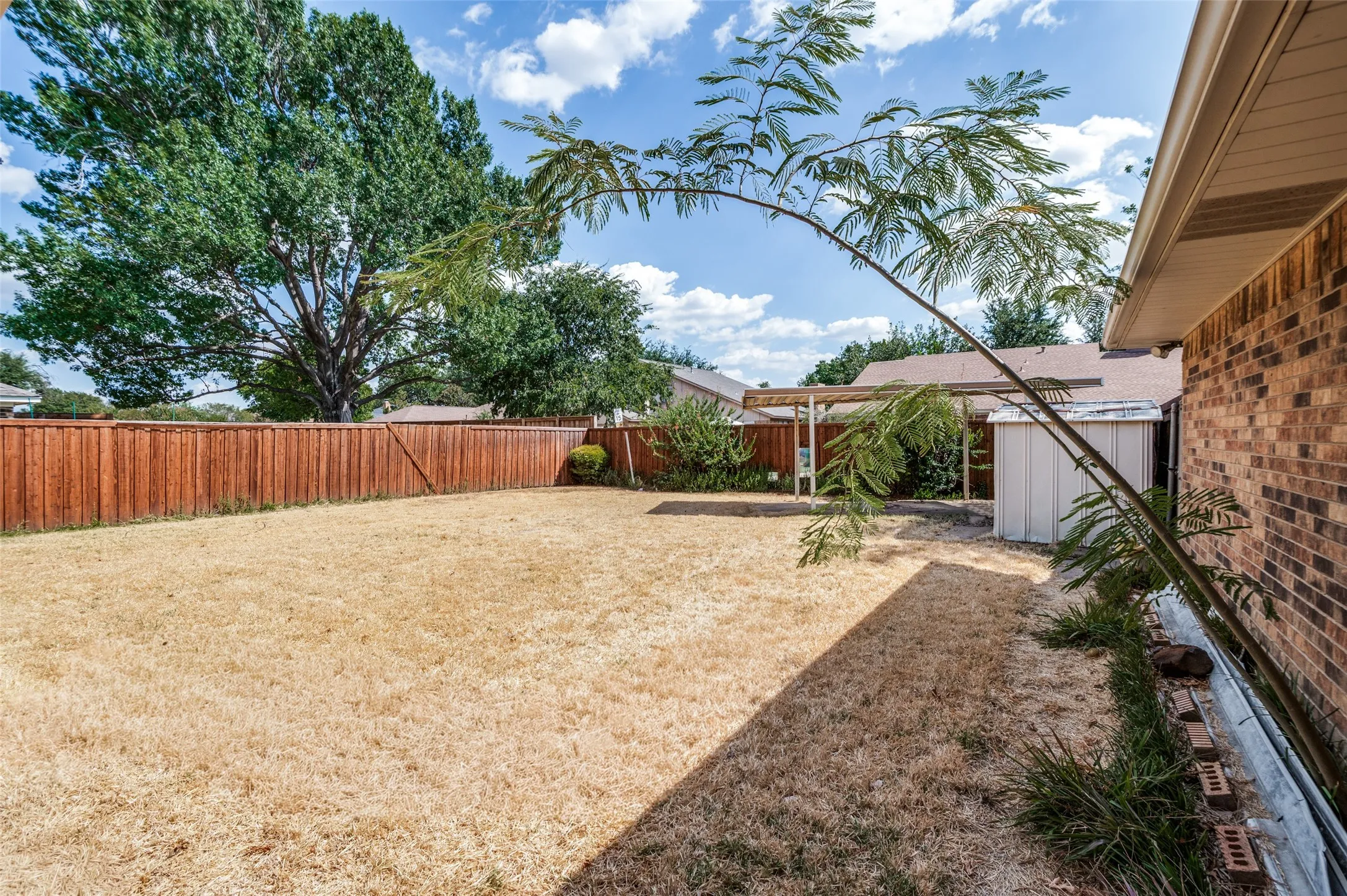 Single Family Residence For Sale in Denton County , 1900 Oakbluff Drive, Carrollton, Texas 75007, 3 Bedroom, 3 Bathroom, 2 Garage spaces, 1,989 Sqft, built in 1980, mls#21379880, Real Estate Agent in Carrollton, Homes For Sale in Denton county, Homes For Sale in Carrollton, Realtor in Carrollton Texas, Real Estate Brokerage Independent Realty Texas, Luminita Cordes Realtor
