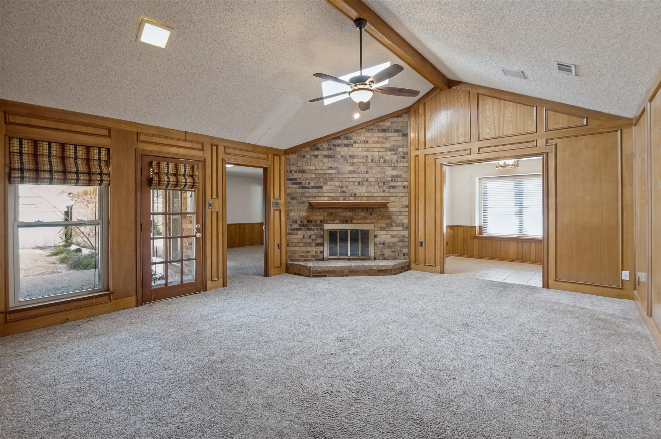Single Family Residence For Sale in Denton County , 1900 Oakbluff Drive, Carrollton, Texas 75007, 3 Bedroom, 3 Bathroom, 2 Garage spaces, 1,989 Sqft, built in 1980, mls#21379880, Real Estate Agent in Carrollton, Homes For Sale in Denton county, Homes For Sale in Carrollton, Realtor in Carrollton Texas, Real Estate Brokerage Independent Realty Texas, Luminita Cordes Realtor