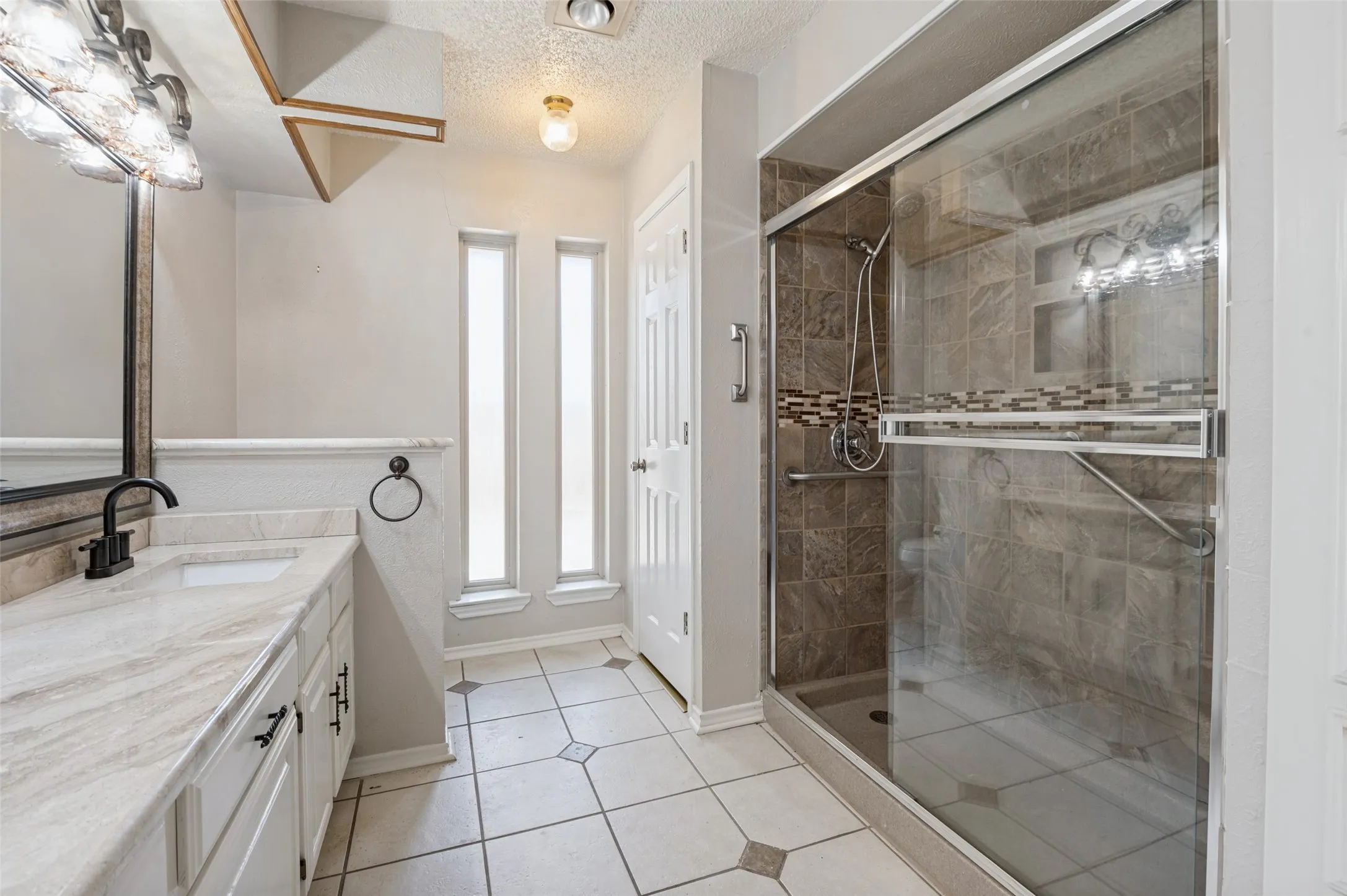 Single Family Residence For Sale in Denton County , 1900 Oakbluff Drive, Carrollton, Texas 75007, 3 Bedroom, 3 Bathroom, 2 Garage spaces, 1,989 Sqft, built in 1980, mls#21379880, Real Estate Agent in Carrollton, Homes For Sale in Denton county, Homes For Sale in Carrollton, Realtor in Carrollton Texas, Real Estate Brokerage Independent Realty Texas, Luminita Cordes Realtor
