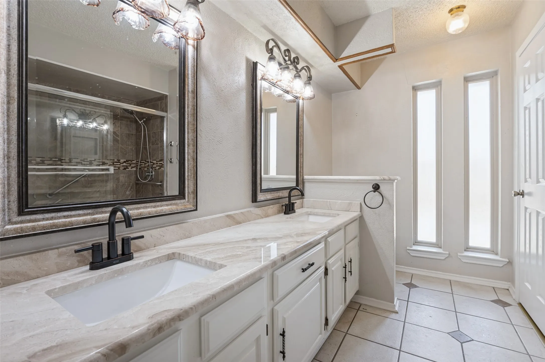 Single Family Residence For Sale in Denton County , 1900 Oakbluff Drive, Carrollton, Texas 75007, 3 Bedroom, 3 Bathroom, 2 Garage spaces, 1,989 Sqft, built in 1980, mls#21379880, Real Estate Agent in Carrollton, Homes For Sale in Denton county, Homes For Sale in Carrollton, Realtor in Carrollton Texas, Real Estate Brokerage Independent Realty Texas, Luminita Cordes Realtor
