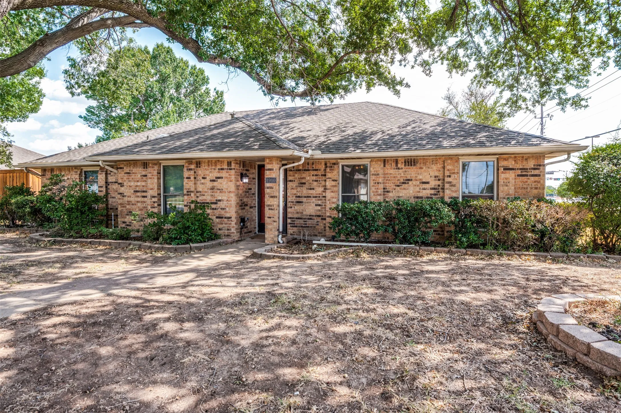 Single Family Residence For Sale in Denton County , 1900 Oakbluff Drive, Carrollton, Texas 75007, 3 Bedroom, 3 Bathroom, 2 Garage spaces, 1,989 Sqft, built in 1980, mls#21379880, Real Estate Agent in Carrollton, Homes For Sale in Denton county, Homes For Sale in Carrollton, Realtor in Carrollton Texas, Real Estate Brokerage Independent Realty Texas, Luminita Cordes Realtor