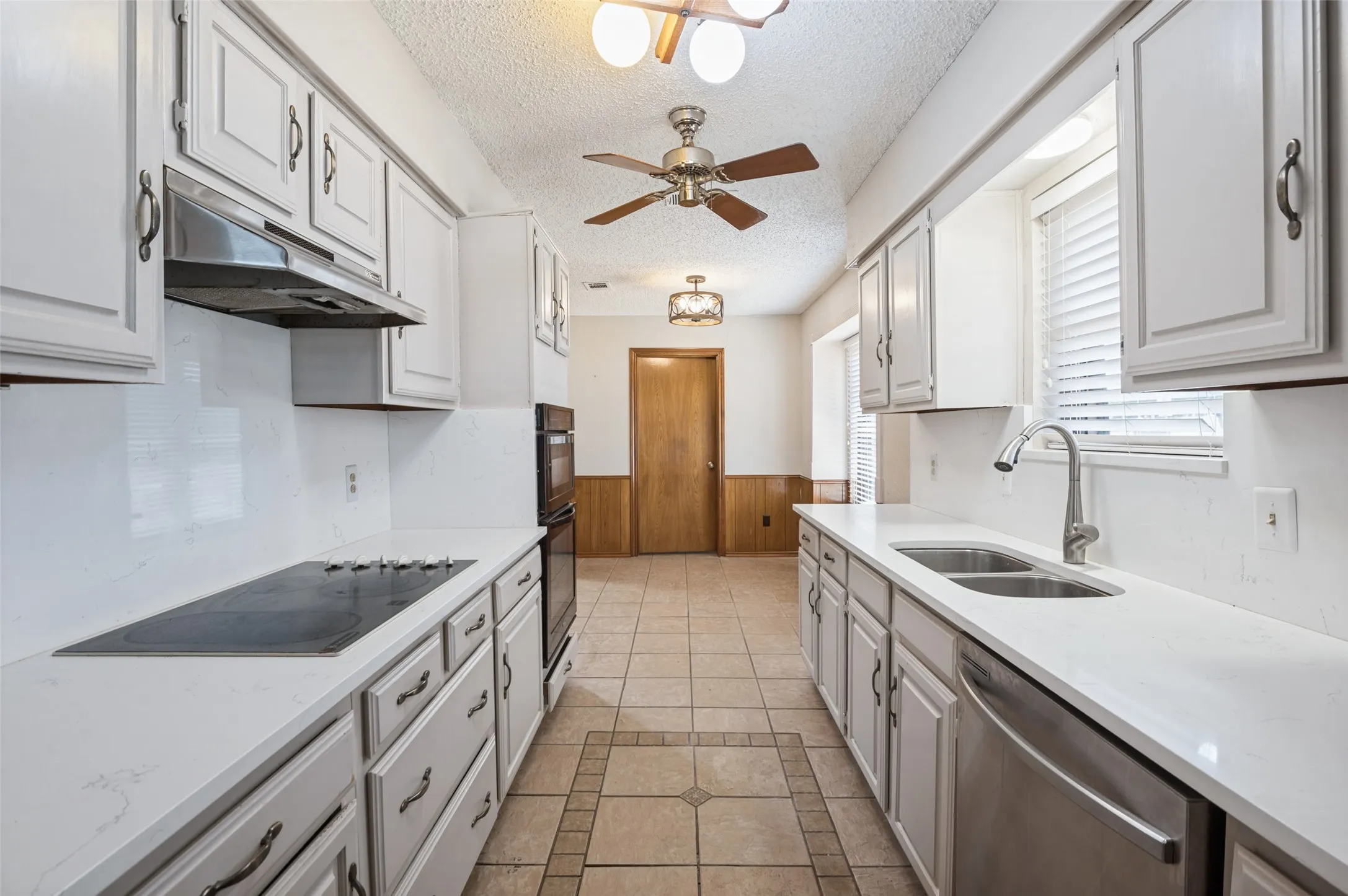 Single Family Residence For Sale in Denton County , 1900 Oakbluff Drive, Carrollton, Texas 75007, 3 Bedroom, 3 Bathroom, 2 Garage spaces, 1,989 Sqft, built in 1980, mls#21379880, Real Estate Agent in Carrollton, Homes For Sale in Denton county, Homes For Sale in Carrollton, Realtor in Carrollton Texas, Real Estate Brokerage Independent Realty Texas, Luminita Cordes Realtor