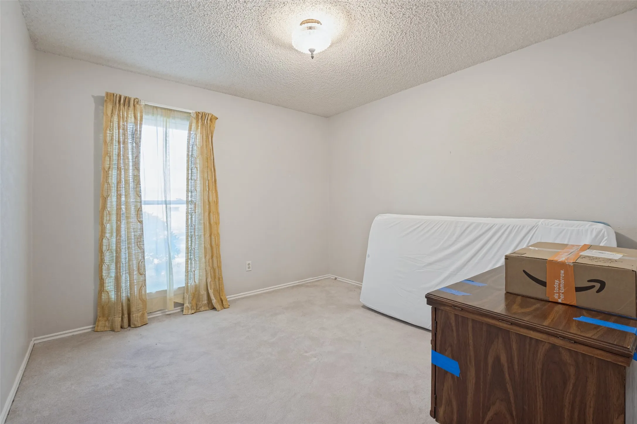 Single Family Residence For Sale in Denton County , 1900 Oakbluff Drive, Carrollton, Texas 75007, 3 Bedroom, 3 Bathroom, 2 Garage spaces, 1,989 Sqft, built in 1980, mls#21379880, Real Estate Agent in Carrollton, Homes For Sale in Denton county, Homes For Sale in Carrollton, Realtor in Carrollton Texas, Real Estate Brokerage Independent Realty Texas, Luminita Cordes Realtor