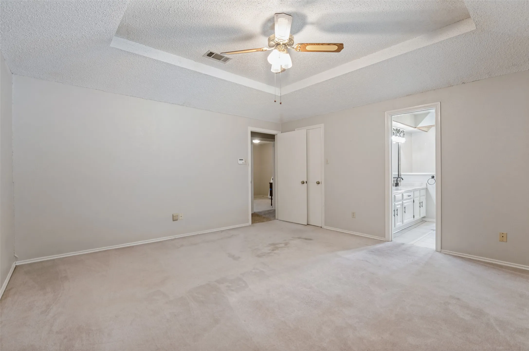 Single Family Residence For Sale in Denton County , 1900 Oakbluff Drive, Carrollton, Texas 75007, 3 Bedroom, 3 Bathroom, 2 Garage spaces, 1,989 Sqft, built in 1980, mls#21379880, Real Estate Agent in Carrollton, Homes For Sale in Denton county, Homes For Sale in Carrollton, Realtor in Carrollton Texas, Real Estate Brokerage Independent Realty Texas, Luminita Cordes Realtor
