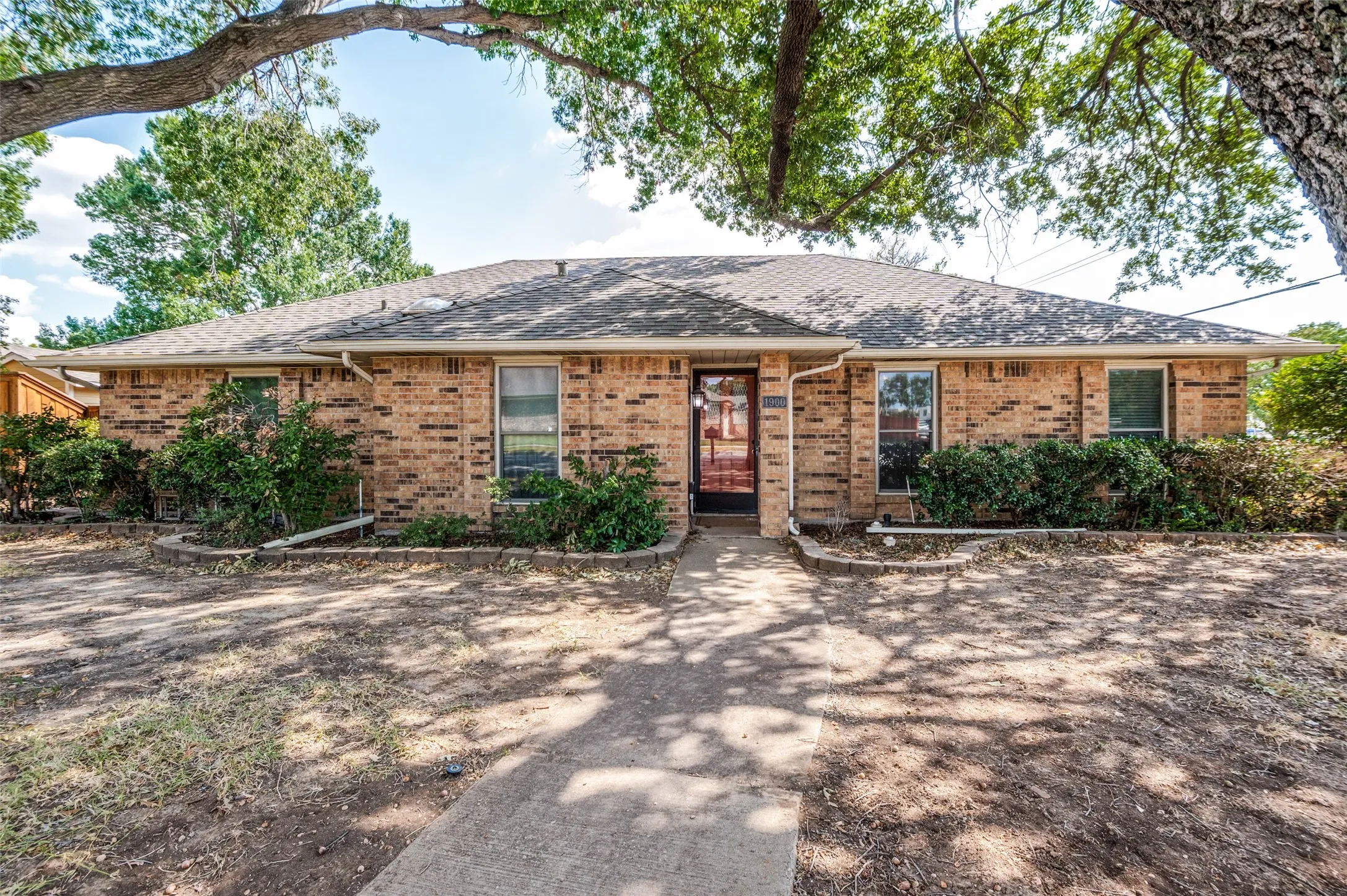 Single Family Residence For Sale in Denton County , 1900 Oakbluff Drive, Carrollton, Texas 75007, 3 Bedroom, 3 Bathroom, 2 Garage spaces, 1,989 Sqft, built in 1980, mls#21379880, Real Estate Agent in Carrollton, Homes For Sale in Denton county, Homes For Sale in Carrollton, Realtor in Carrollton Texas, Real Estate Brokerage Independent Realty Texas, Luminita Cordes Realtor