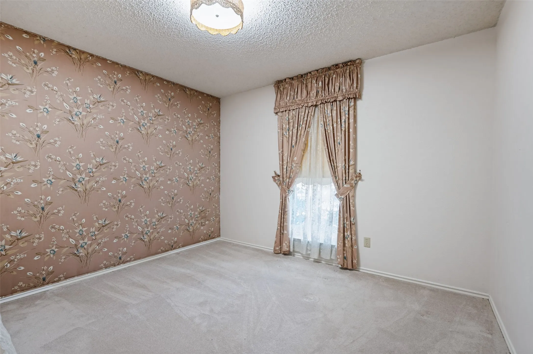 Single Family Residence For Sale in Denton County , 1900 Oakbluff Drive, Carrollton, Texas 75007, 3 Bedroom, 3 Bathroom, 2 Garage spaces, 1,989 Sqft, built in 1980, mls#21379880, Real Estate Agent in Carrollton, Homes For Sale in Denton county, Homes For Sale in Carrollton, Realtor in Carrollton Texas, Real Estate Brokerage Independent Realty Texas, Luminita Cordes Realtor