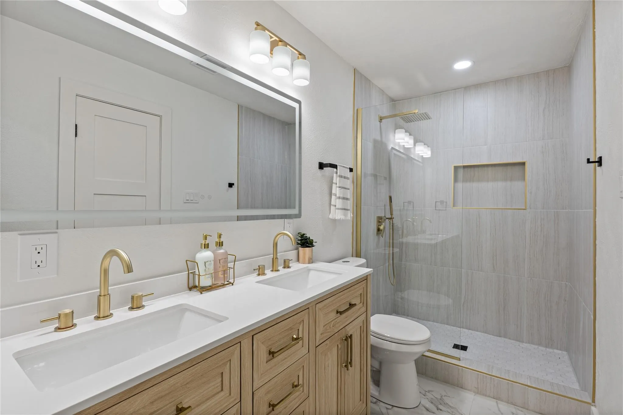 Single Family Residence For Sale in Dallas County , 8617 Baumgarten Drive, Dallas, Texas 75228, 4 Bedroom, 3 Bathroom, 1 Garage spaces, 2,224 Sqft, built in 1975, mls#21379991, Real Estate Agent in Dallas, Homes For Sale in Dallas county, Homes For Sale in Dallas, Realtor in Dallas Texas, Real Estate Brokerage Independent Realty Texas, Luminita Cordes Realtor