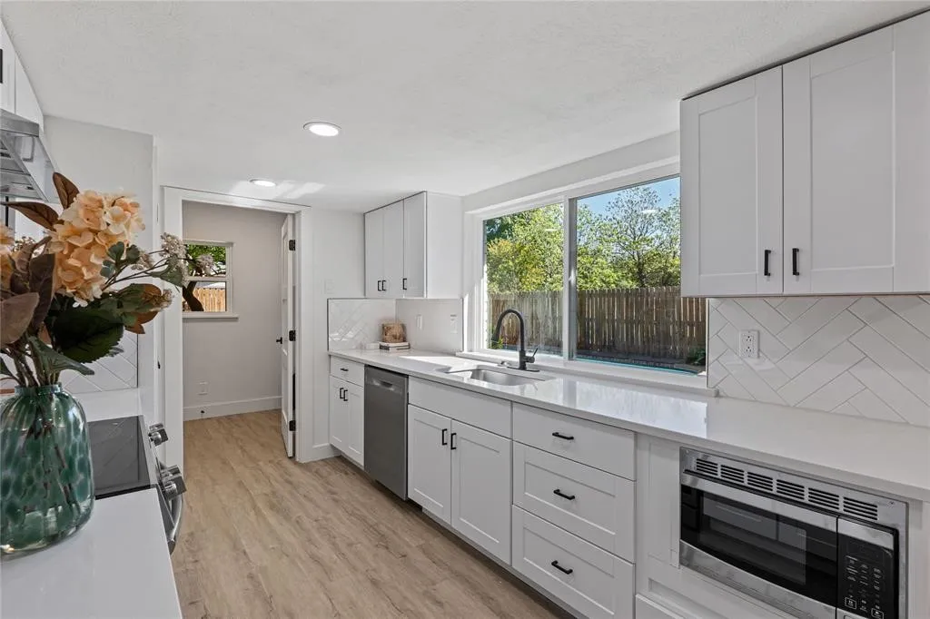Single Family Residence For Sale in Dallas County , 8617 Baumgarten Drive, Dallas, Texas 75228, 4 Bedroom, 3 Bathroom, 1 Garage spaces, 2,224 Sqft, built in 1975, mls#21379991, Real Estate Agent in Dallas, Homes For Sale in Dallas county, Homes For Sale in Dallas, Realtor in Dallas Texas, Real Estate Brokerage Independent Realty Texas, Luminita Cordes Realtor