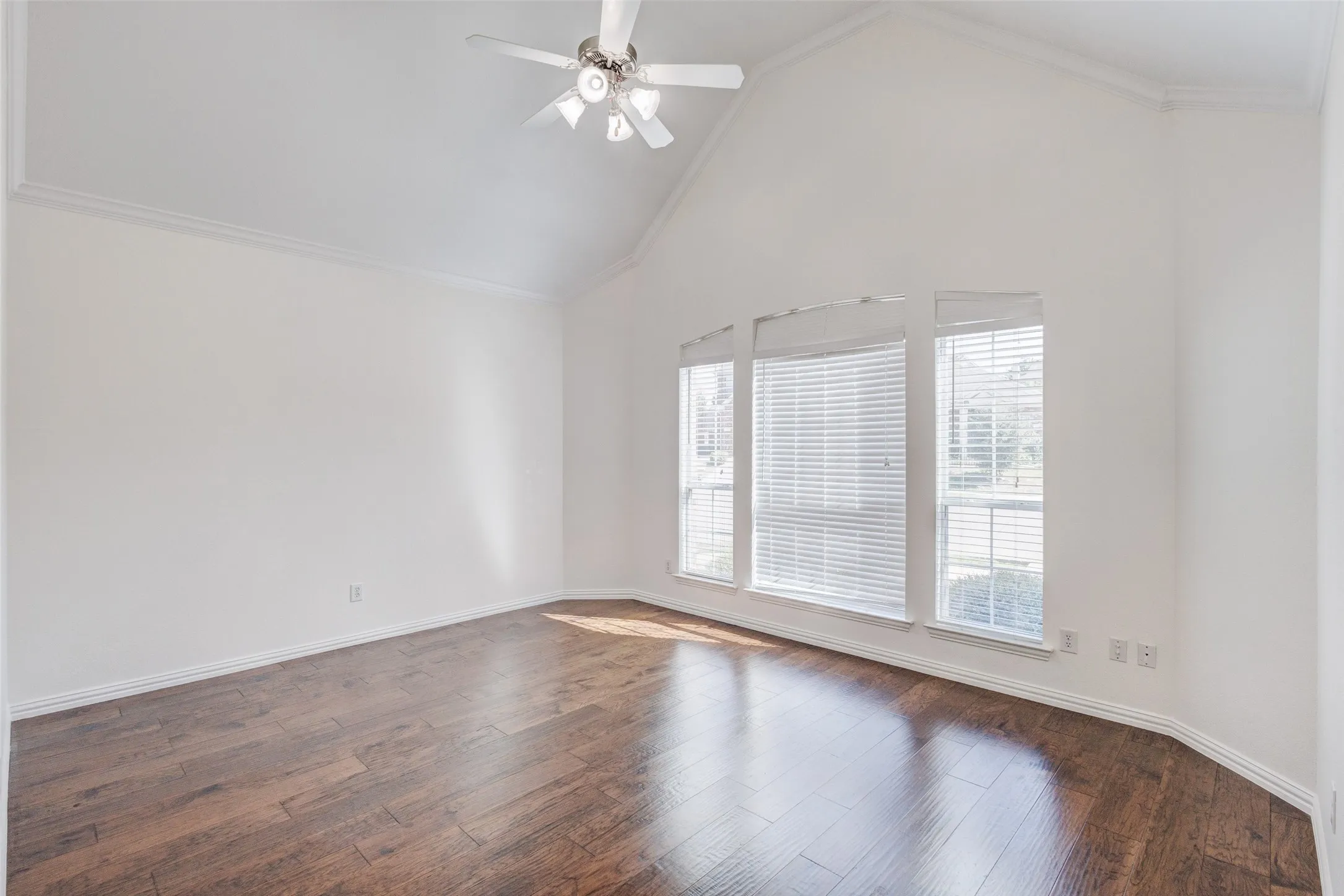 Single Family Residence For Rent in Dallas County , 1037 Kyan Lane, Carrollton, Texas 75006, 3 Bedroom, 3 Bathroom, 2 Garage spaces, 2,092 Sqft, built in 2008, mls#21374367, Real Estate Agent in Carrollton, Homes For Rent in Dallas county, Homes For Rent in Carrollton, Realtor in Carrollton Texas, Real Estate Brokerage Independent Realty Texas, Luminita Cordes Realtor