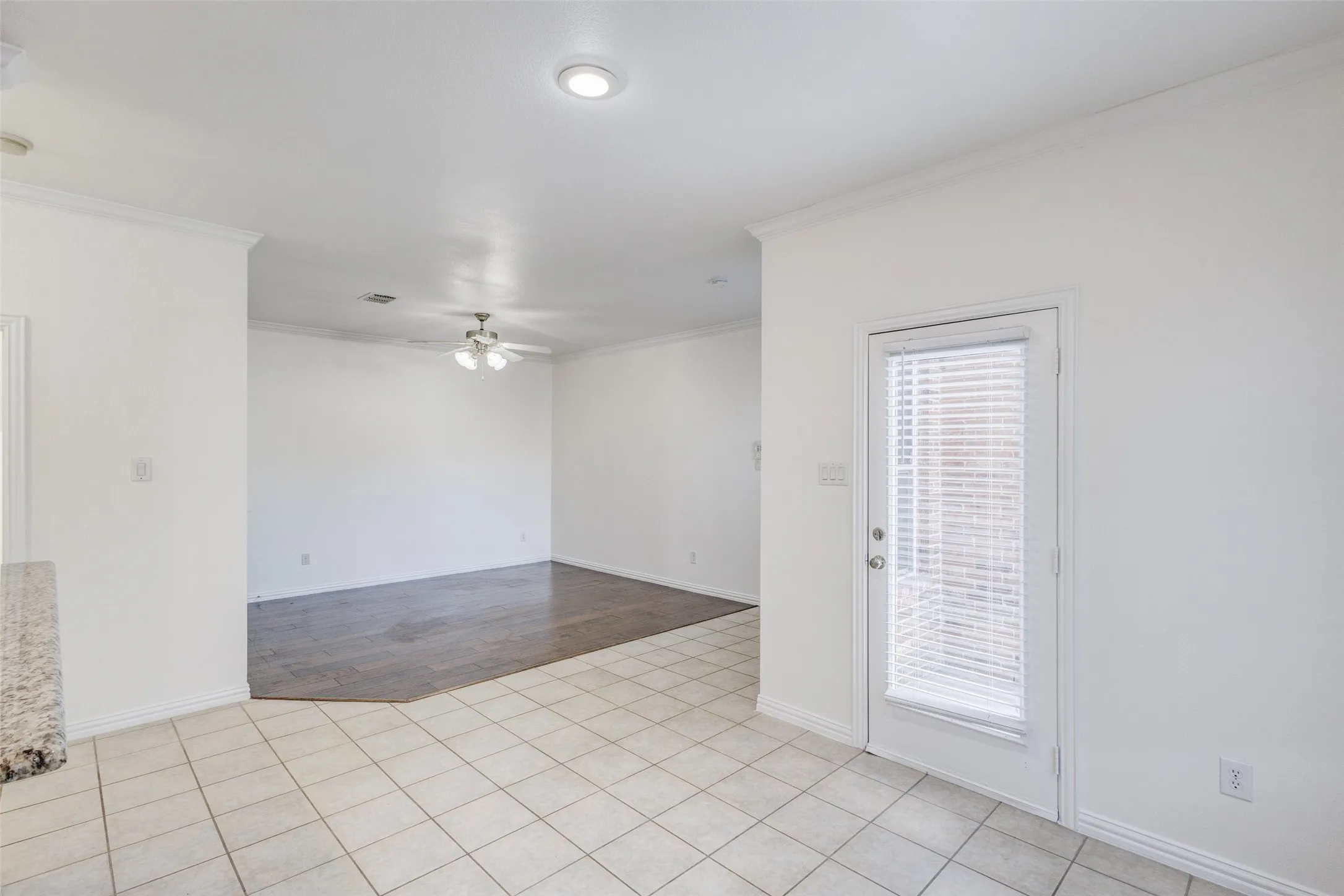 Single Family Residence For Rent in Dallas County , 1037 Kyan Lane, Carrollton, Texas 75006, 3 Bedroom, 3 Bathroom, 2 Garage spaces, 2,092 Sqft, built in 2008, mls#21374367, Real Estate Agent in Carrollton, Homes For Rent in Dallas county, Homes For Rent in Carrollton, Realtor in Carrollton Texas, Real Estate Brokerage Independent Realty Texas, Luminita Cordes Realtor