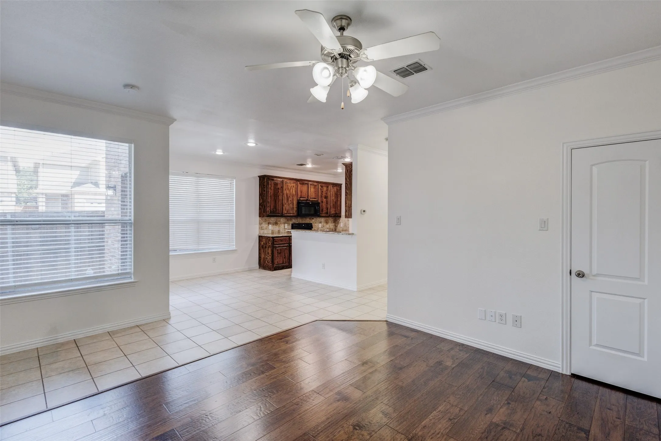 Single Family Residence For Rent in Dallas County , 1037 Kyan Lane, Carrollton, Texas 75006, 3 Bedroom, 3 Bathroom, 2 Garage spaces, 2,092 Sqft, built in 2008, mls#21374367, Real Estate Agent in Carrollton, Homes For Rent in Dallas county, Homes For Rent in Carrollton, Realtor in Carrollton Texas, Real Estate Brokerage Independent Realty Texas, Luminita Cordes Realtor