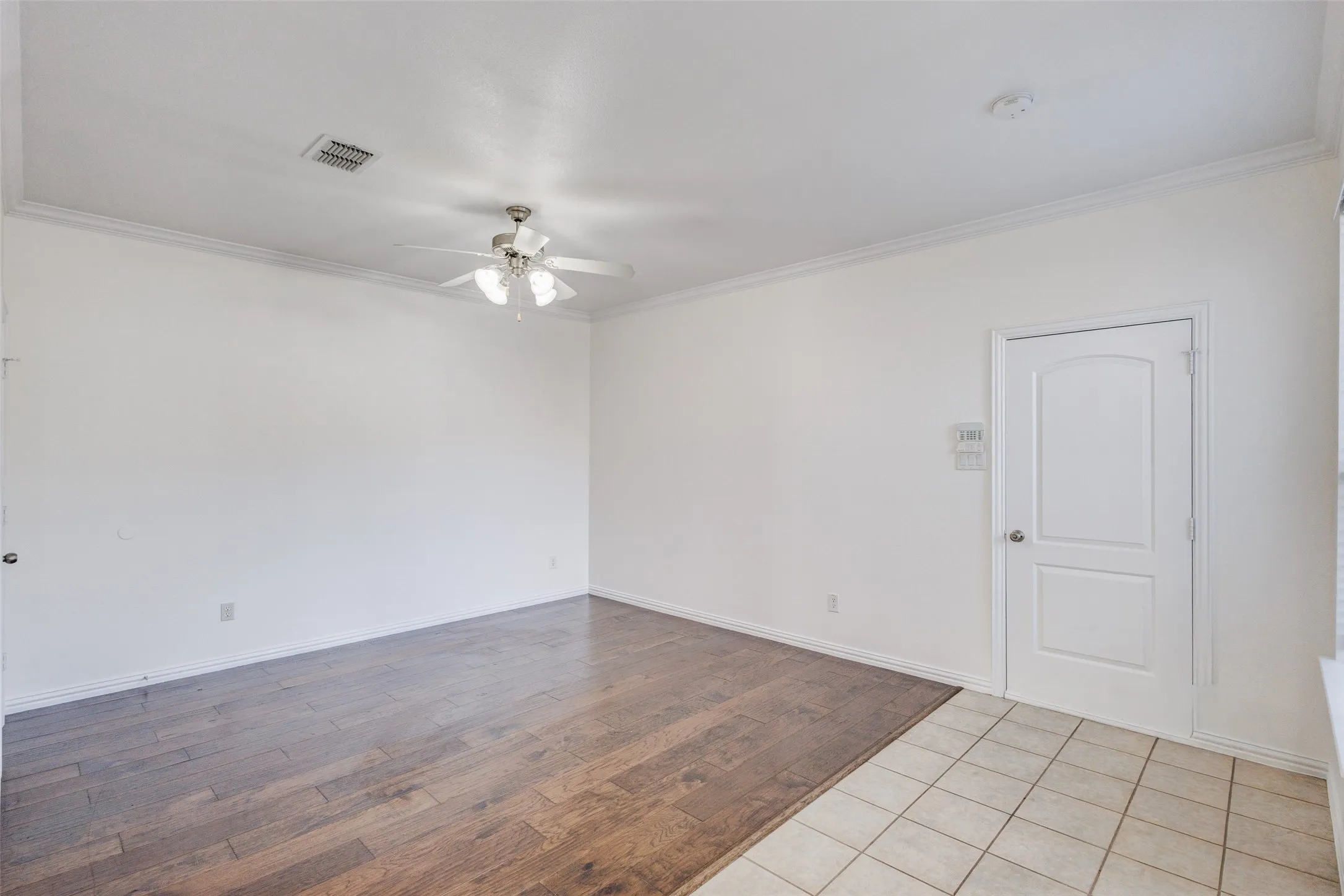 Single Family Residence For Rent in Dallas County , 1037 Kyan Lane, Carrollton, Texas 75006, 3 Bedroom, 3 Bathroom, 2 Garage spaces, 2,092 Sqft, built in 2008, mls#21374367, Real Estate Agent in Carrollton, Homes For Rent in Dallas county, Homes For Rent in Carrollton, Realtor in Carrollton Texas, Real Estate Brokerage Independent Realty Texas, Luminita Cordes Realtor