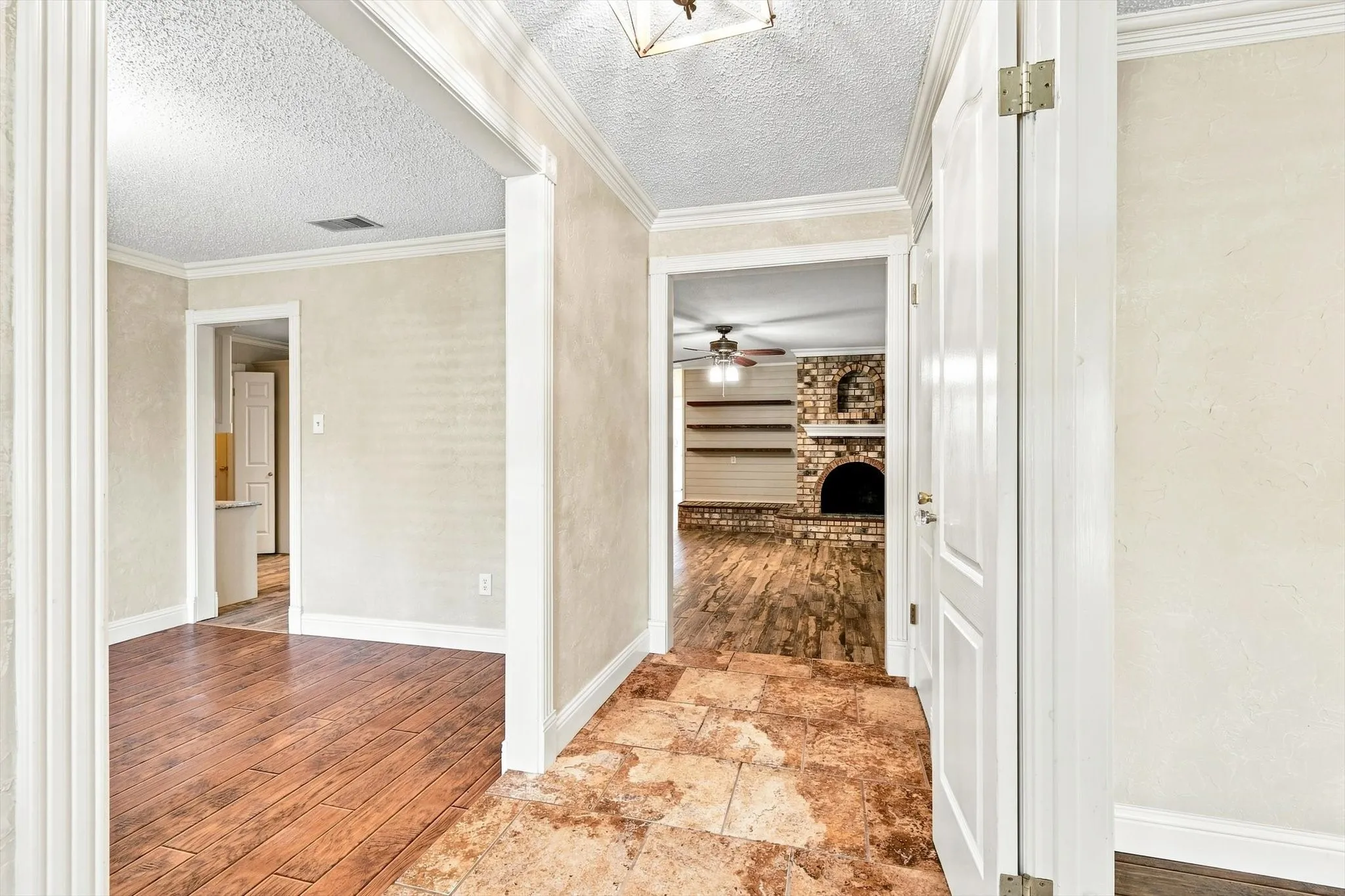 Single Family Residence For Sale in Tarrant County , 2857 Hurstview Drive, Hurst, Texas 76054, 4 Bedroom, 2 Bathroom, 2 Garage spaces, 2,392 Sqft, built in 1973, mls#21380533, Real Estate Agent in Hurst, Homes For Sale in Tarrant county, Homes For Sale in Hurst, Realtor in Hurst Texas, Real Estate Brokerage Independent Realty Texas, Luminita Cordes Realtor