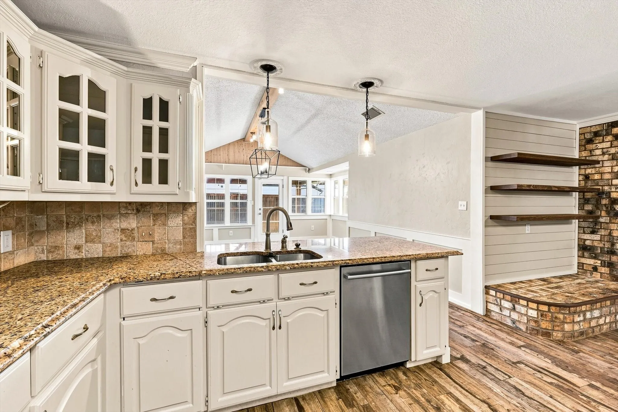 Single Family Residence For Sale in Tarrant County , 2857 Hurstview Drive, Hurst, Texas 76054, 4 Bedroom, 2 Bathroom, 2 Garage spaces, 2,392 Sqft, built in 1973, mls#21380533, Real Estate Agent in Hurst, Homes For Sale in Tarrant county, Homes For Sale in Hurst, Realtor in Hurst Texas, Real Estate Brokerage Independent Realty Texas, Luminita Cordes Realtor