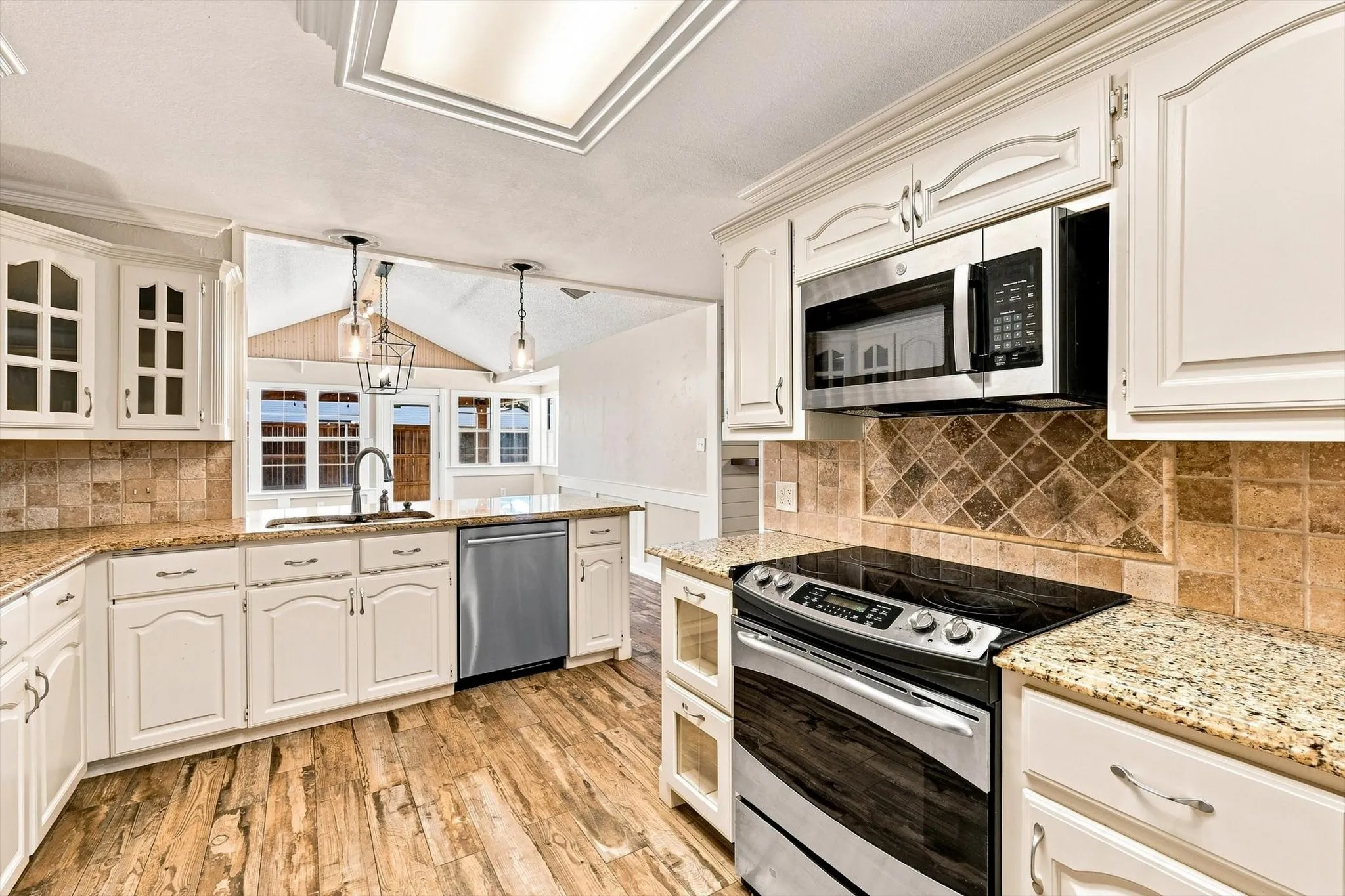 Single Family Residence For Sale in Tarrant County , 2857 Hurstview Drive, Hurst, Texas 76054, 4 Bedroom, 2 Bathroom, 2 Garage spaces, 2,392 Sqft, built in 1973, mls#21380533, Real Estate Agent in Hurst, Homes For Sale in Tarrant county, Homes For Sale in Hurst, Realtor in Hurst Texas, Real Estate Brokerage Independent Realty Texas, Luminita Cordes Realtor