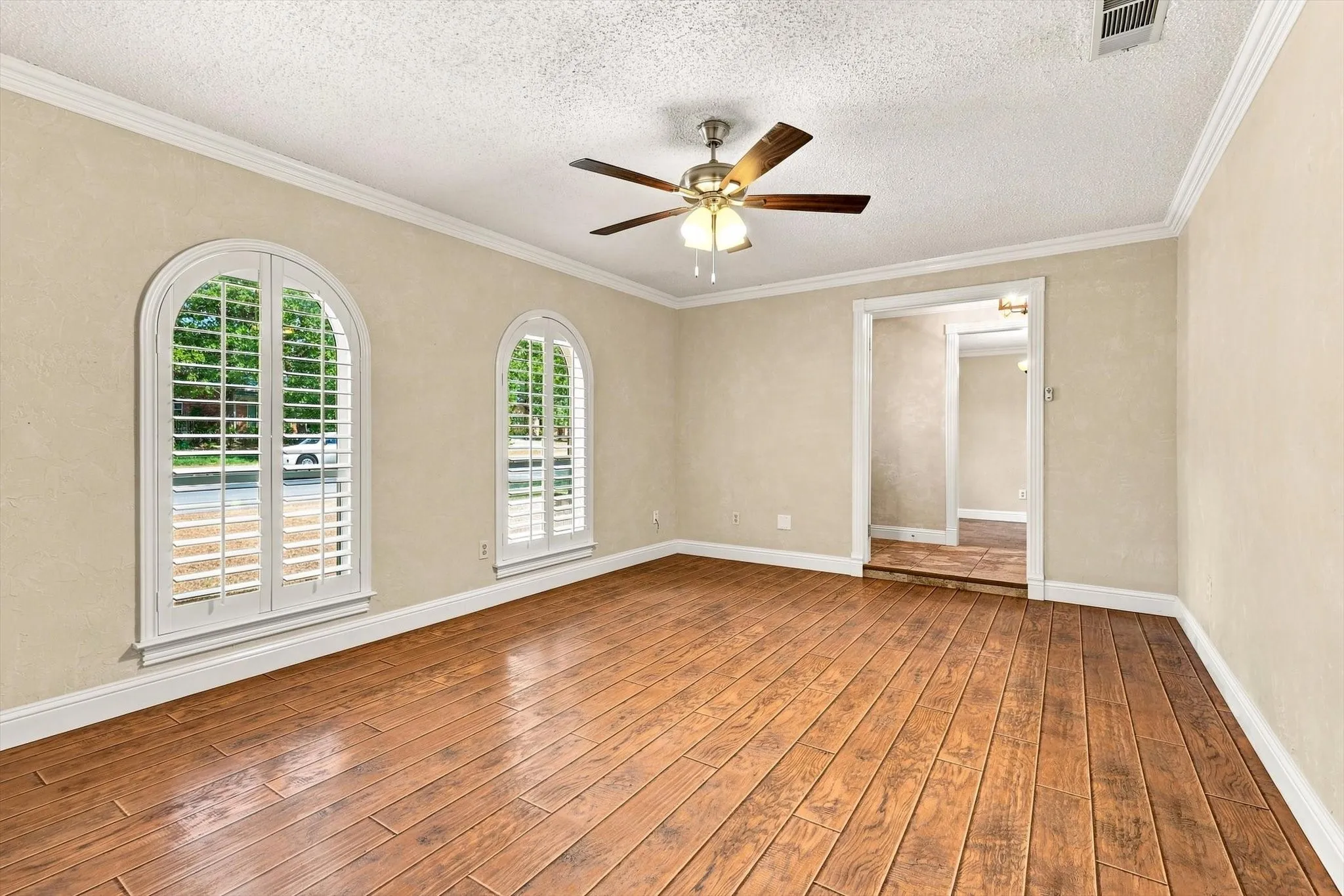 Single Family Residence For Sale in Tarrant County , 2857 Hurstview Drive, Hurst, Texas 76054, 4 Bedroom, 2 Bathroom, 2 Garage spaces, 2,392 Sqft, built in 1973, mls#21380533, Real Estate Agent in Hurst, Homes For Sale in Tarrant county, Homes For Sale in Hurst, Realtor in Hurst Texas, Real Estate Brokerage Independent Realty Texas, Luminita Cordes Realtor