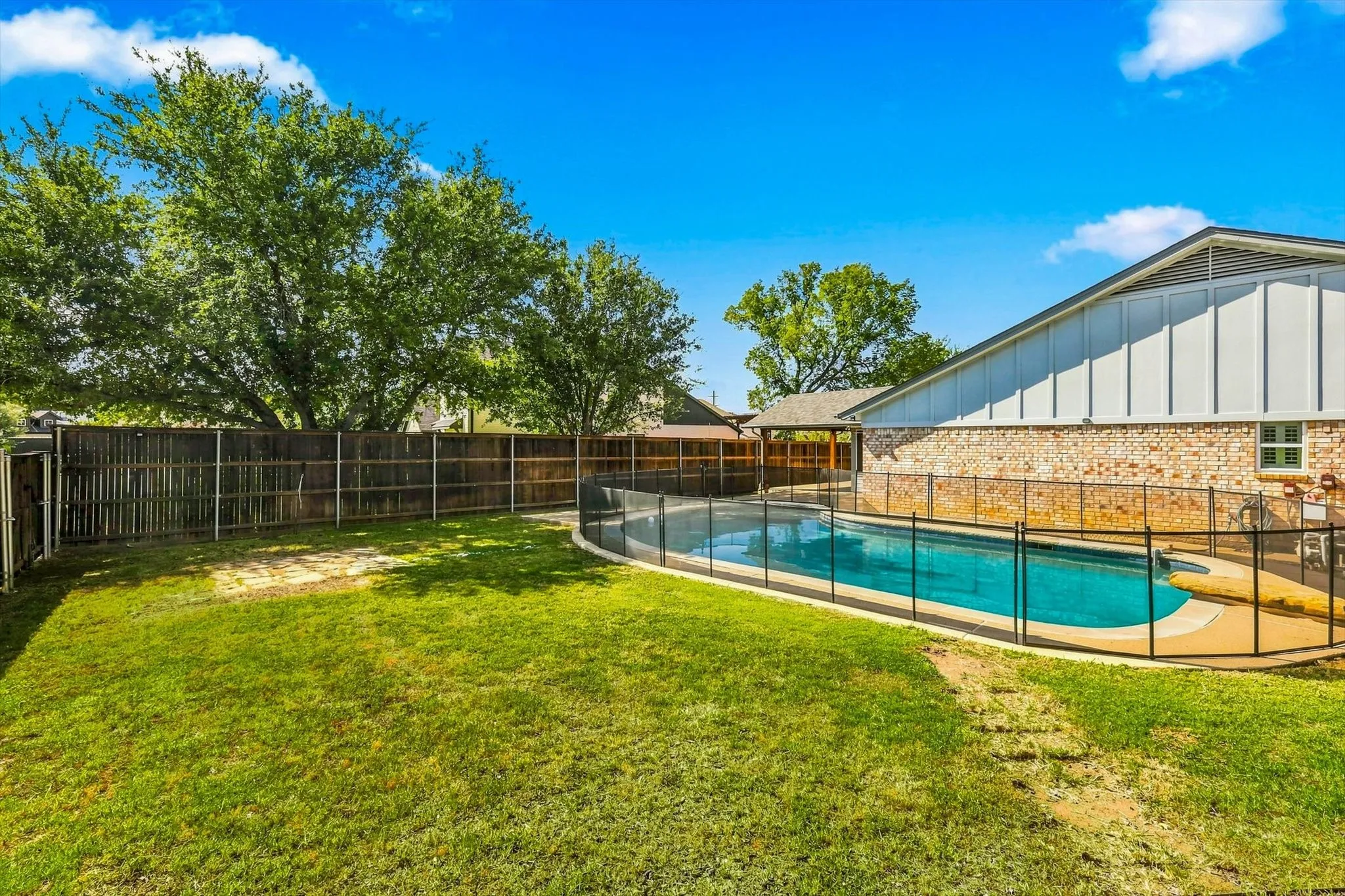 Single Family Residence For Sale in Tarrant County , 2857 Hurstview Drive, Hurst, Texas 76054, 4 Bedroom, 2 Bathroom, 2 Garage spaces, 2,392 Sqft, built in 1973, mls#21380533, Real Estate Agent in Hurst, Homes For Sale in Tarrant county, Homes For Sale in Hurst, Realtor in Hurst Texas, Real Estate Brokerage Independent Realty Texas, Luminita Cordes Realtor