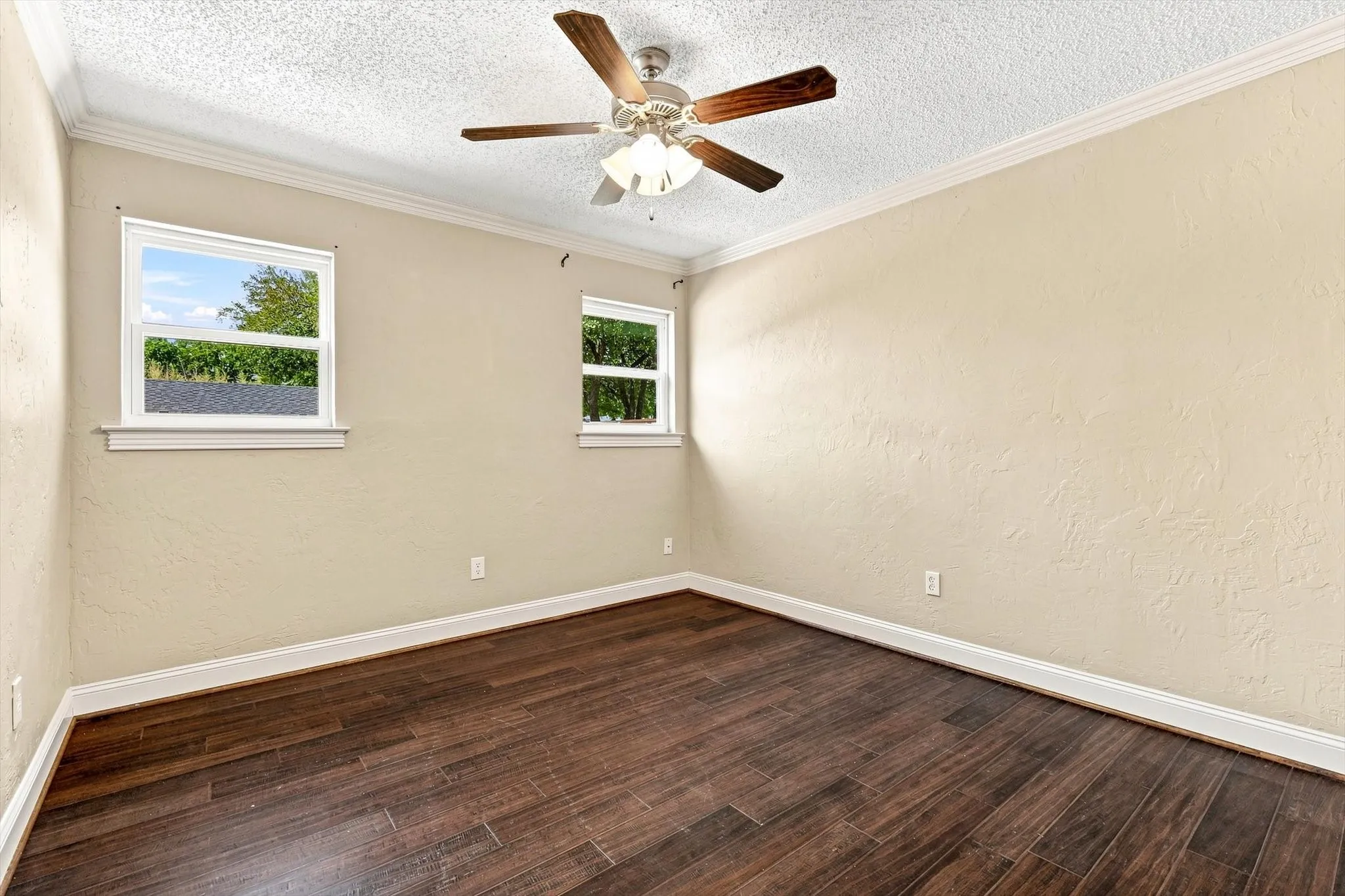 Single Family Residence For Sale in Tarrant County , 2857 Hurstview Drive, Hurst, Texas 76054, 4 Bedroom, 2 Bathroom, 2 Garage spaces, 2,392 Sqft, built in 1973, mls#21380533, Real Estate Agent in Hurst, Homes For Sale in Tarrant county, Homes For Sale in Hurst, Realtor in Hurst Texas, Real Estate Brokerage Independent Realty Texas, Luminita Cordes Realtor