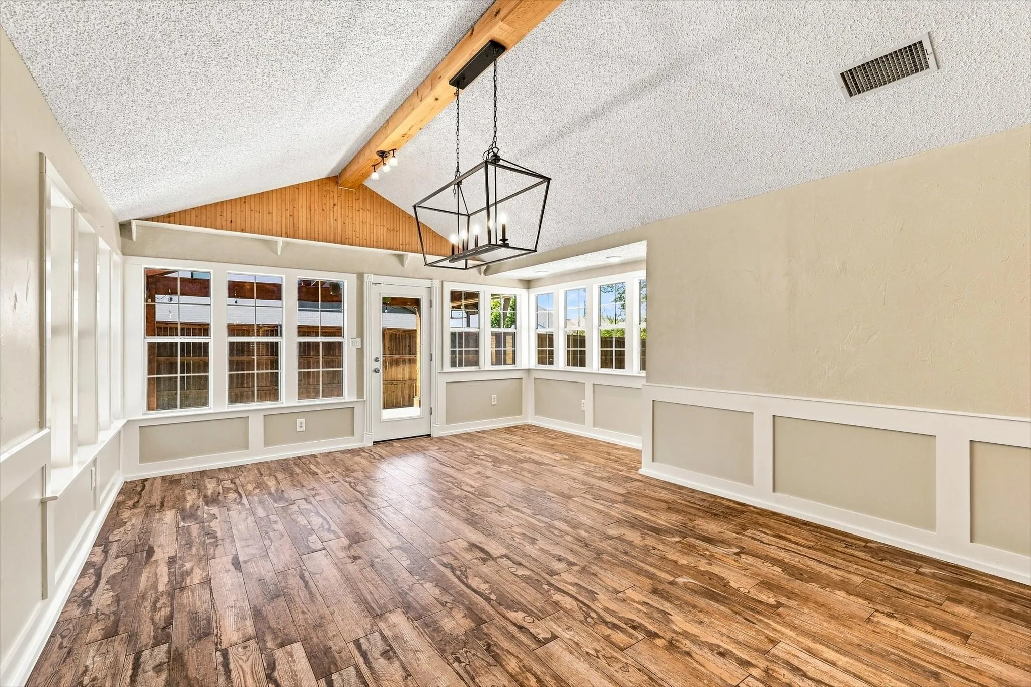 Single Family Residence For Sale in Tarrant County , 2857 Hurstview Drive, Hurst, Texas 76054, 4 Bedroom, 2 Bathroom, 2 Garage spaces, 2,392 Sqft, built in 1973, mls#21380533, Real Estate Agent in Hurst, Homes For Sale in Tarrant county, Homes For Sale in Hurst, Realtor in Hurst Texas, Real Estate Brokerage Independent Realty Texas, Luminita Cordes Realtor