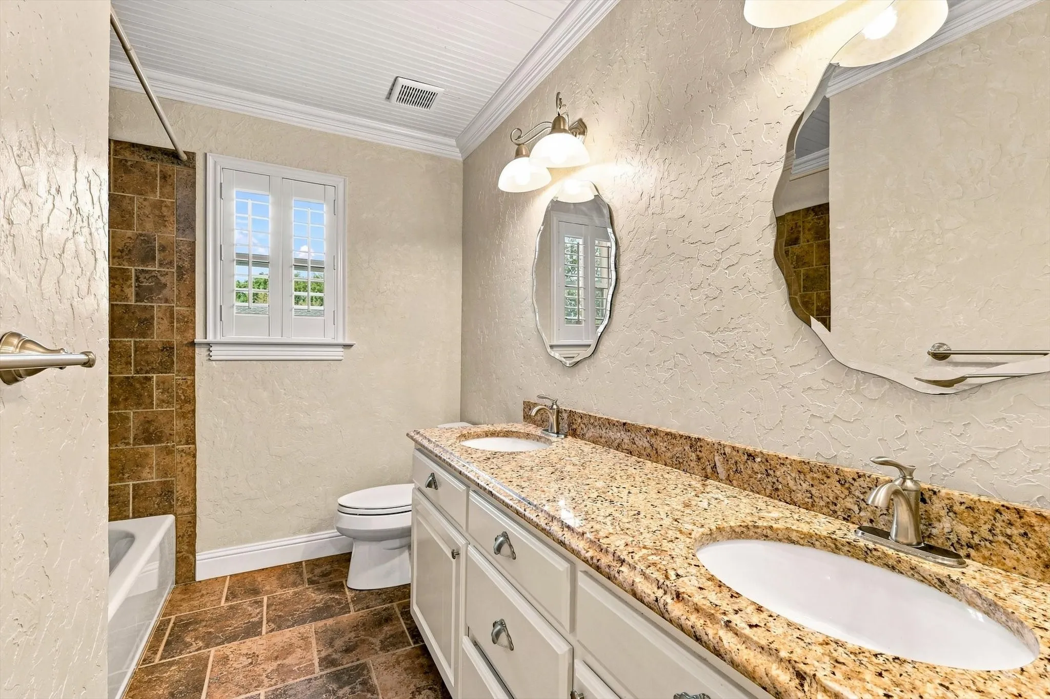 Single Family Residence For Sale in Tarrant County , 2857 Hurstview Drive, Hurst, Texas 76054, 4 Bedroom, 2 Bathroom, 2 Garage spaces, 2,392 Sqft, built in 1973, mls#21380533, Real Estate Agent in Hurst, Homes For Sale in Tarrant county, Homes For Sale in Hurst, Realtor in Hurst Texas, Real Estate Brokerage Independent Realty Texas, Luminita Cordes Realtor