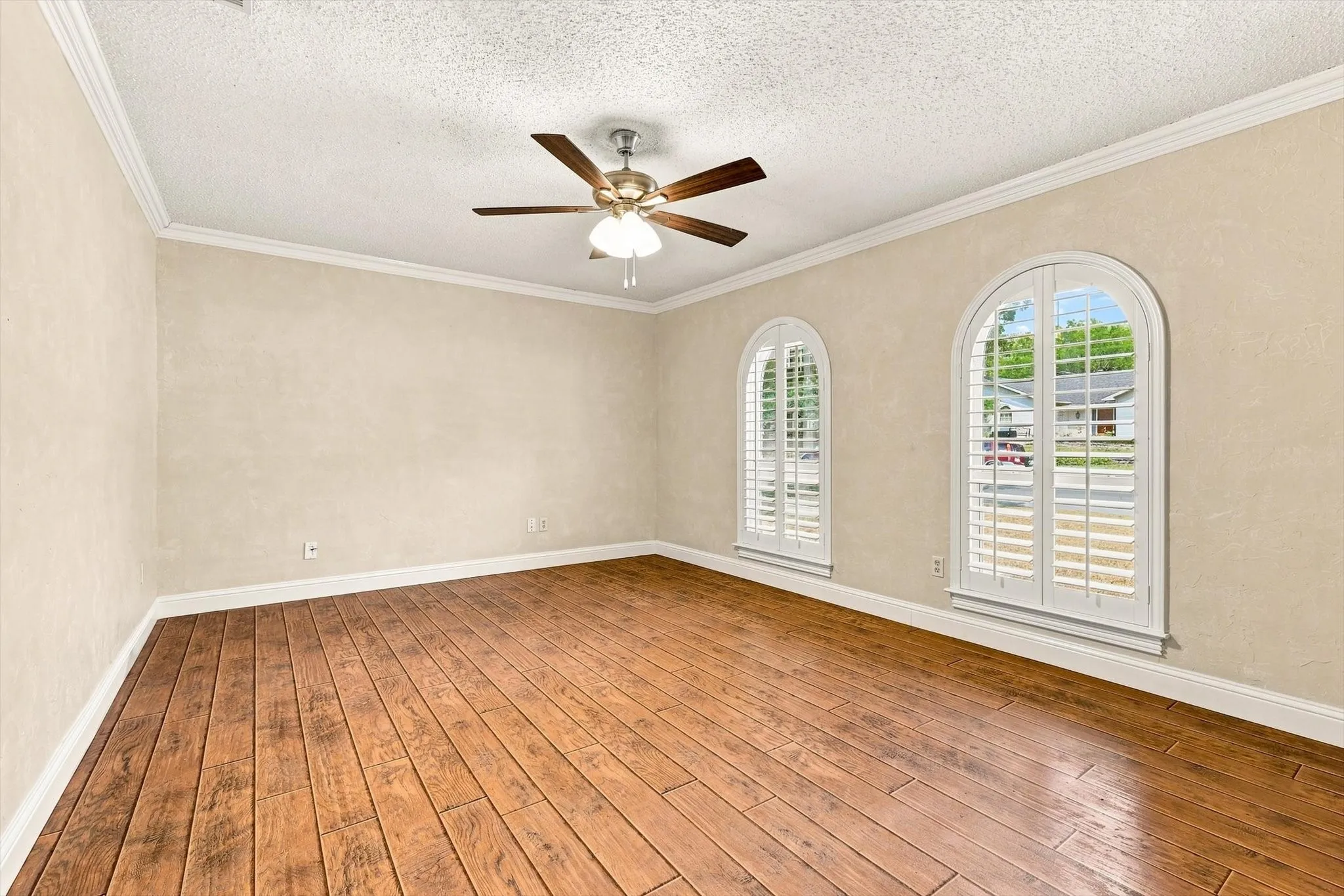 Single Family Residence For Sale in Tarrant County , 2857 Hurstview Drive, Hurst, Texas 76054, 4 Bedroom, 2 Bathroom, 2 Garage spaces, 2,392 Sqft, built in 1973, mls#21380533, Real Estate Agent in Hurst, Homes For Sale in Tarrant county, Homes For Sale in Hurst, Realtor in Hurst Texas, Real Estate Brokerage Independent Realty Texas, Luminita Cordes Realtor