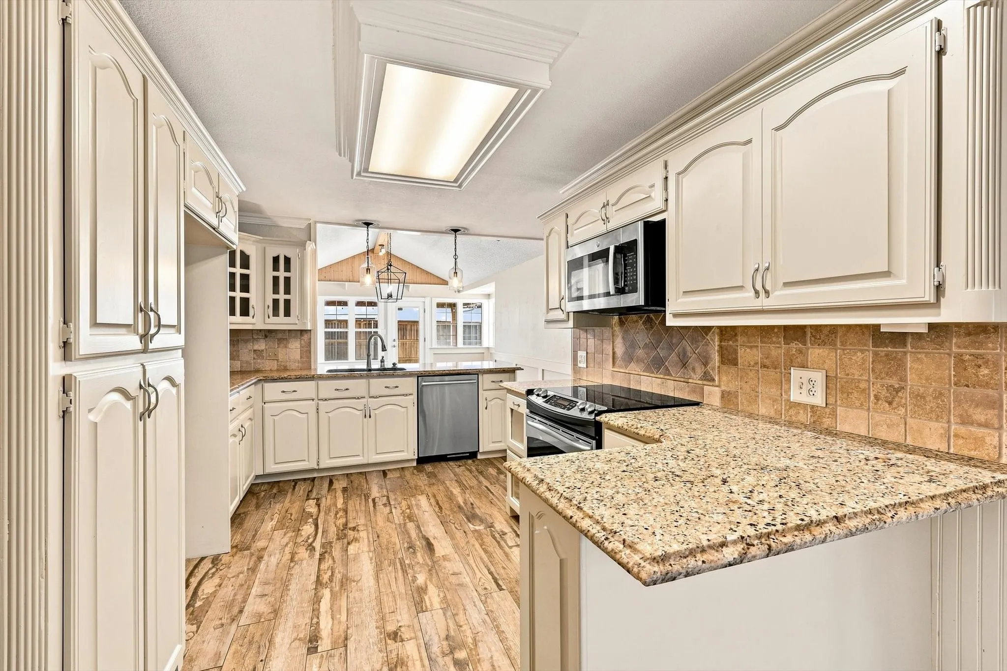Single Family Residence For Sale in Tarrant County , 2857 Hurstview Drive, Hurst, Texas 76054, 4 Bedroom, 2 Bathroom, 2 Garage spaces, 2,392 Sqft, built in 1973, mls#21380533, Real Estate Agent in Hurst, Homes For Sale in Tarrant county, Homes For Sale in Hurst, Realtor in Hurst Texas, Real Estate Brokerage Independent Realty Texas, Luminita Cordes Realtor
