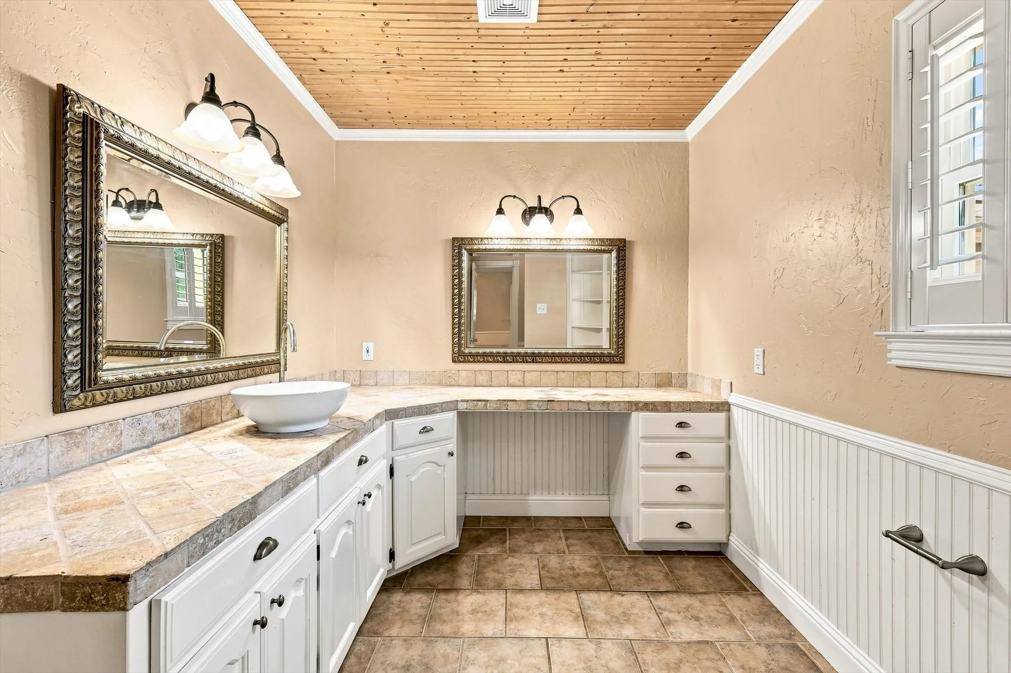 Single Family Residence For Sale in Tarrant County , 2857 Hurstview Drive, Hurst, Texas 76054, 4 Bedroom, 2 Bathroom, 2 Garage spaces, 2,392 Sqft, built in 1973, mls#21380533, Real Estate Agent in Hurst, Homes For Sale in Tarrant county, Homes For Sale in Hurst, Realtor in Hurst Texas, Real Estate Brokerage Independent Realty Texas, Luminita Cordes Realtor