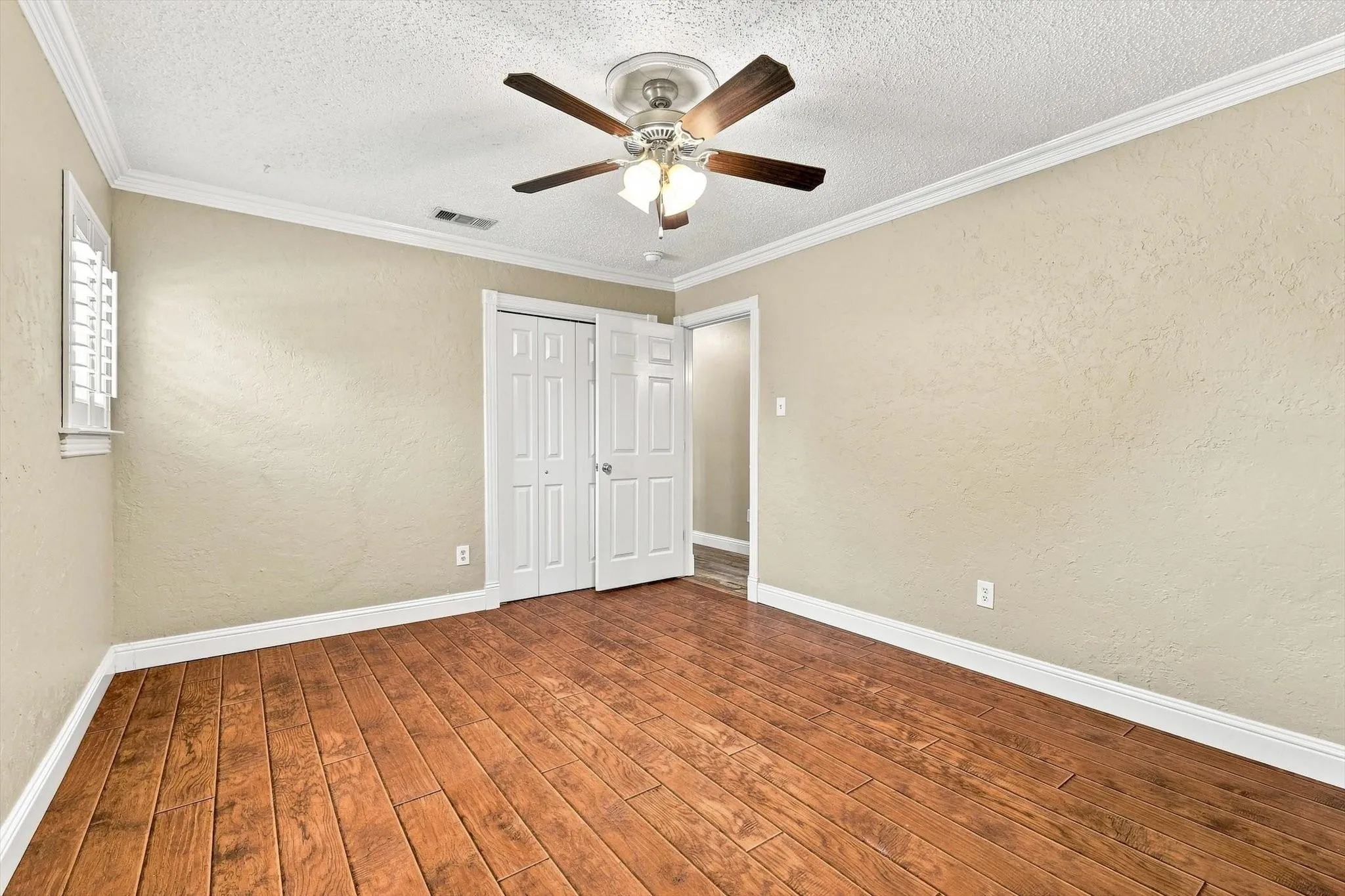 Single Family Residence For Sale in Tarrant County , 2857 Hurstview Drive, Hurst, Texas 76054, 4 Bedroom, 2 Bathroom, 2 Garage spaces, 2,392 Sqft, built in 1973, mls#21380533, Real Estate Agent in Hurst, Homes For Sale in Tarrant county, Homes For Sale in Hurst, Realtor in Hurst Texas, Real Estate Brokerage Independent Realty Texas, Luminita Cordes Realtor