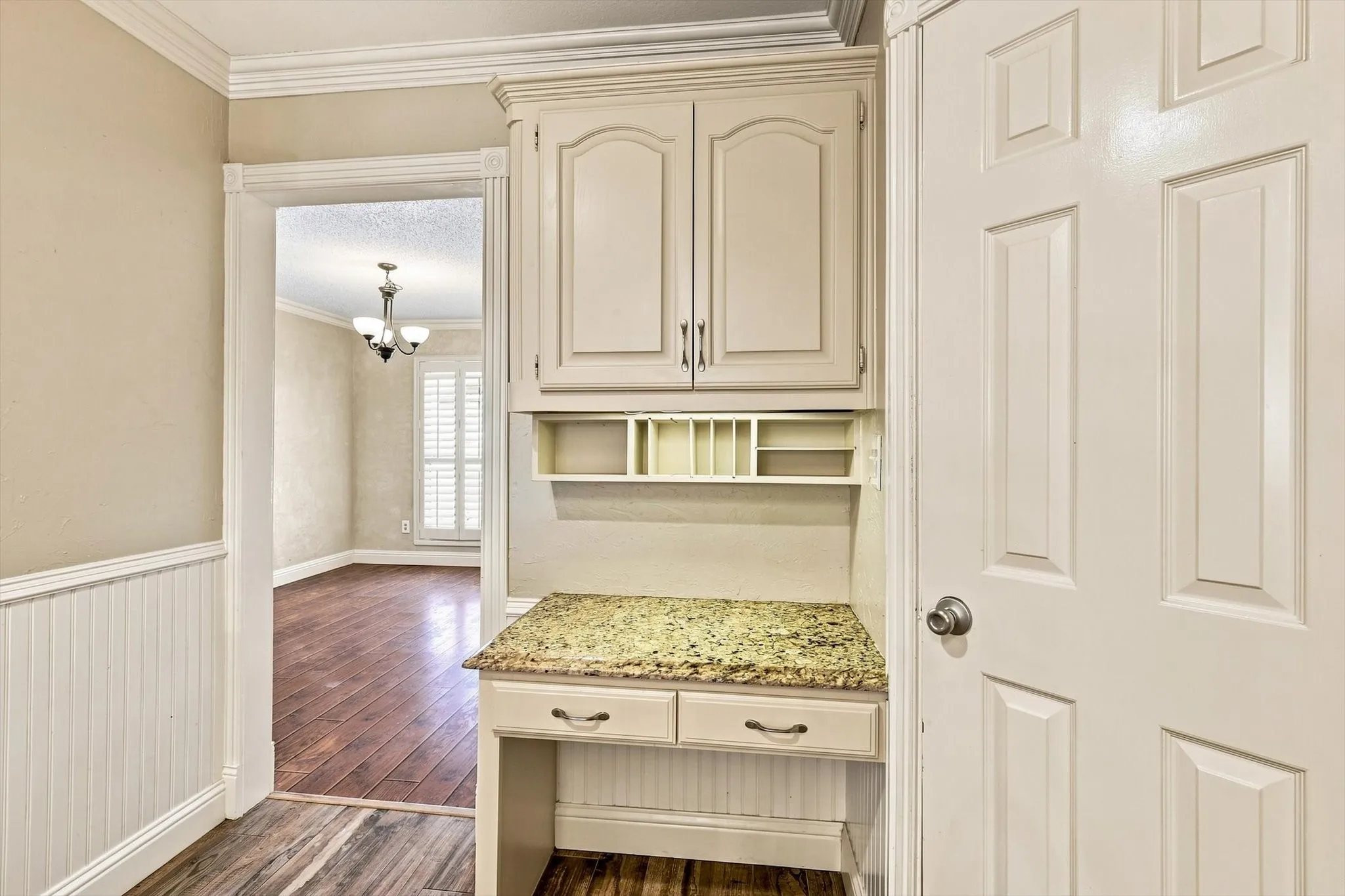 Single Family Residence For Sale in Tarrant County , 2857 Hurstview Drive, Hurst, Texas 76054, 4 Bedroom, 2 Bathroom, 2 Garage spaces, 2,392 Sqft, built in 1973, mls#21380533, Real Estate Agent in Hurst, Homes For Sale in Tarrant county, Homes For Sale in Hurst, Realtor in Hurst Texas, Real Estate Brokerage Independent Realty Texas, Luminita Cordes Realtor