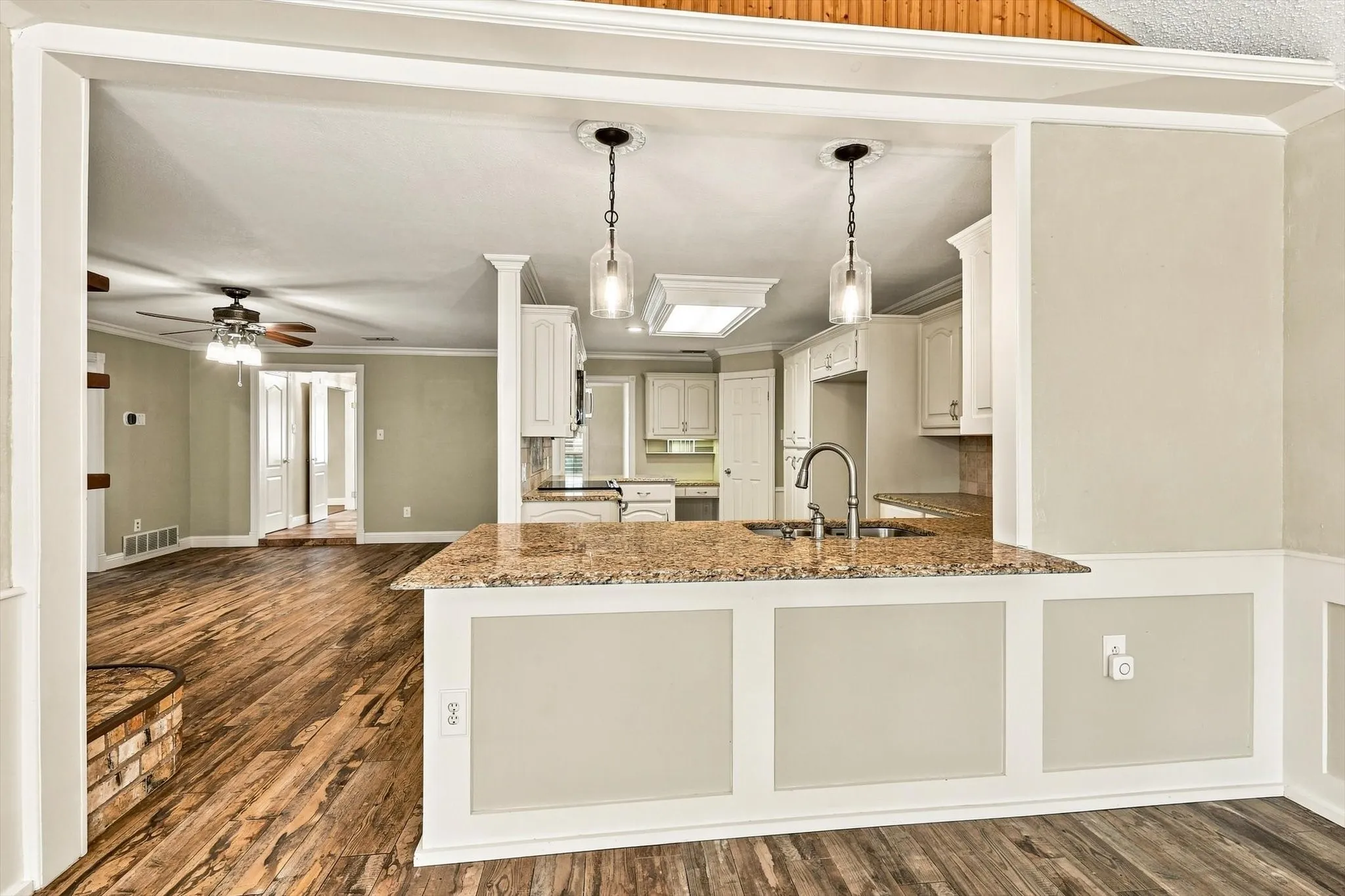 Single Family Residence For Sale in Tarrant County , 2857 Hurstview Drive, Hurst, Texas 76054, 4 Bedroom, 2 Bathroom, 2 Garage spaces, 2,392 Sqft, built in 1973, mls#21380533, Real Estate Agent in Hurst, Homes For Sale in Tarrant county, Homes For Sale in Hurst, Realtor in Hurst Texas, Real Estate Brokerage Independent Realty Texas, Luminita Cordes Realtor