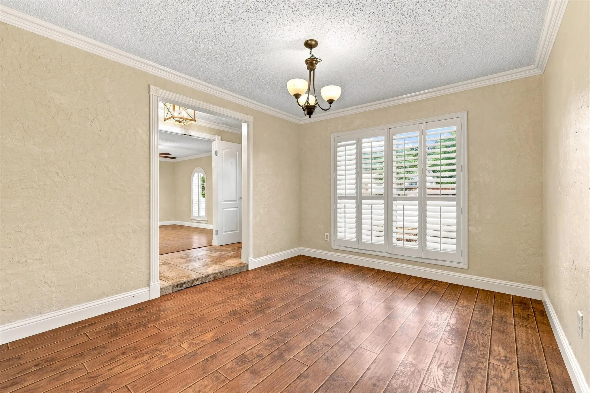 Single Family Residence For Sale in Tarrant County , 2857 Hurstview Drive, Hurst, Texas 76054, 4 Bedroom, 2 Bathroom, 2 Garage spaces, 2,392 Sqft, built in 1973, mls#21380533, Real Estate Agent in Hurst, Homes For Sale in Tarrant county, Homes For Sale in Hurst, Realtor in Hurst Texas, Real Estate Brokerage Independent Realty Texas, Luminita Cordes Realtor