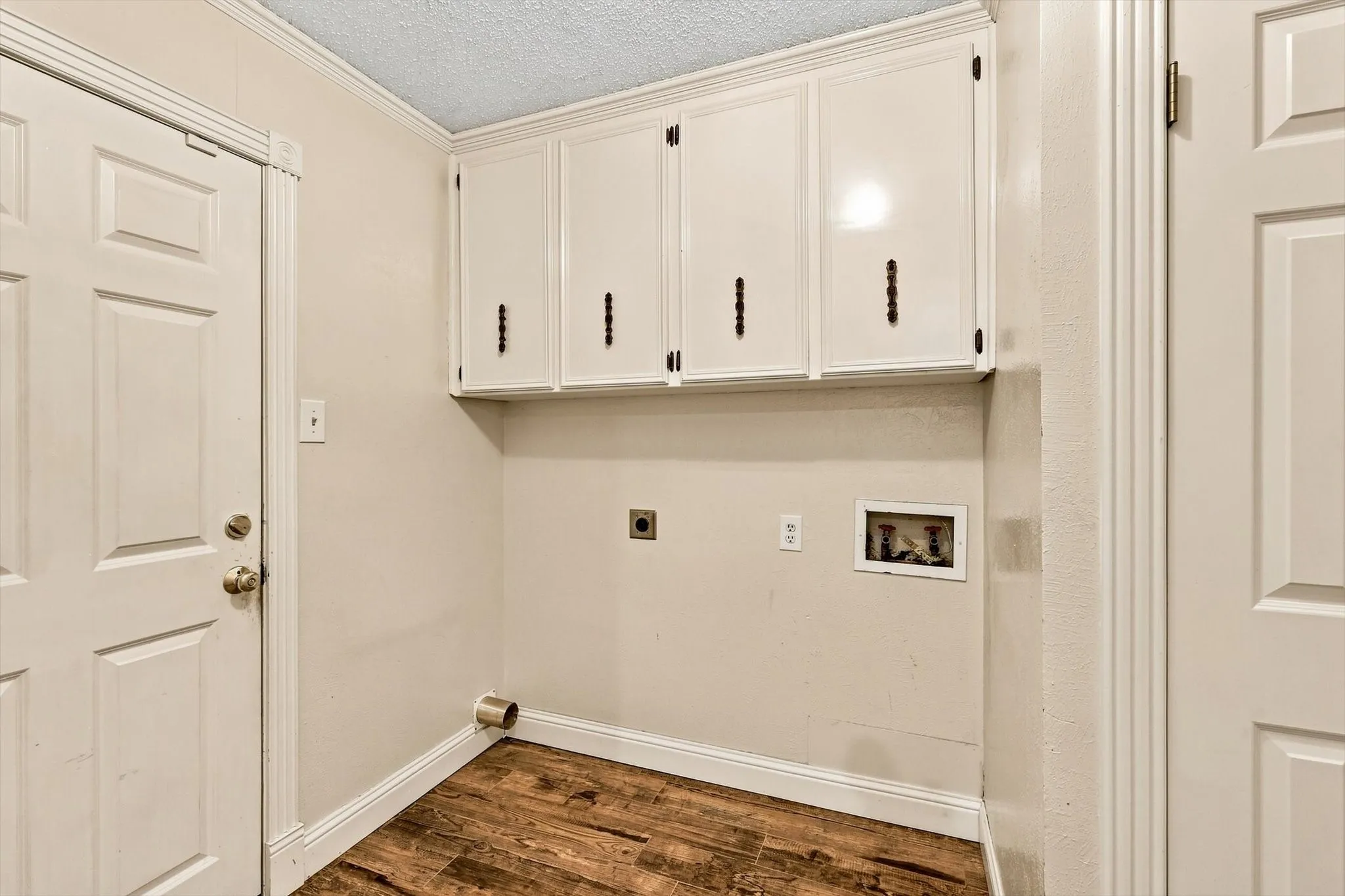 Single Family Residence For Sale in Tarrant County , 2857 Hurstview Drive, Hurst, Texas 76054, 4 Bedroom, 2 Bathroom, 2 Garage spaces, 2,392 Sqft, built in 1973, mls#21380533, Real Estate Agent in Hurst, Homes For Sale in Tarrant county, Homes For Sale in Hurst, Realtor in Hurst Texas, Real Estate Brokerage Independent Realty Texas, Luminita Cordes Realtor