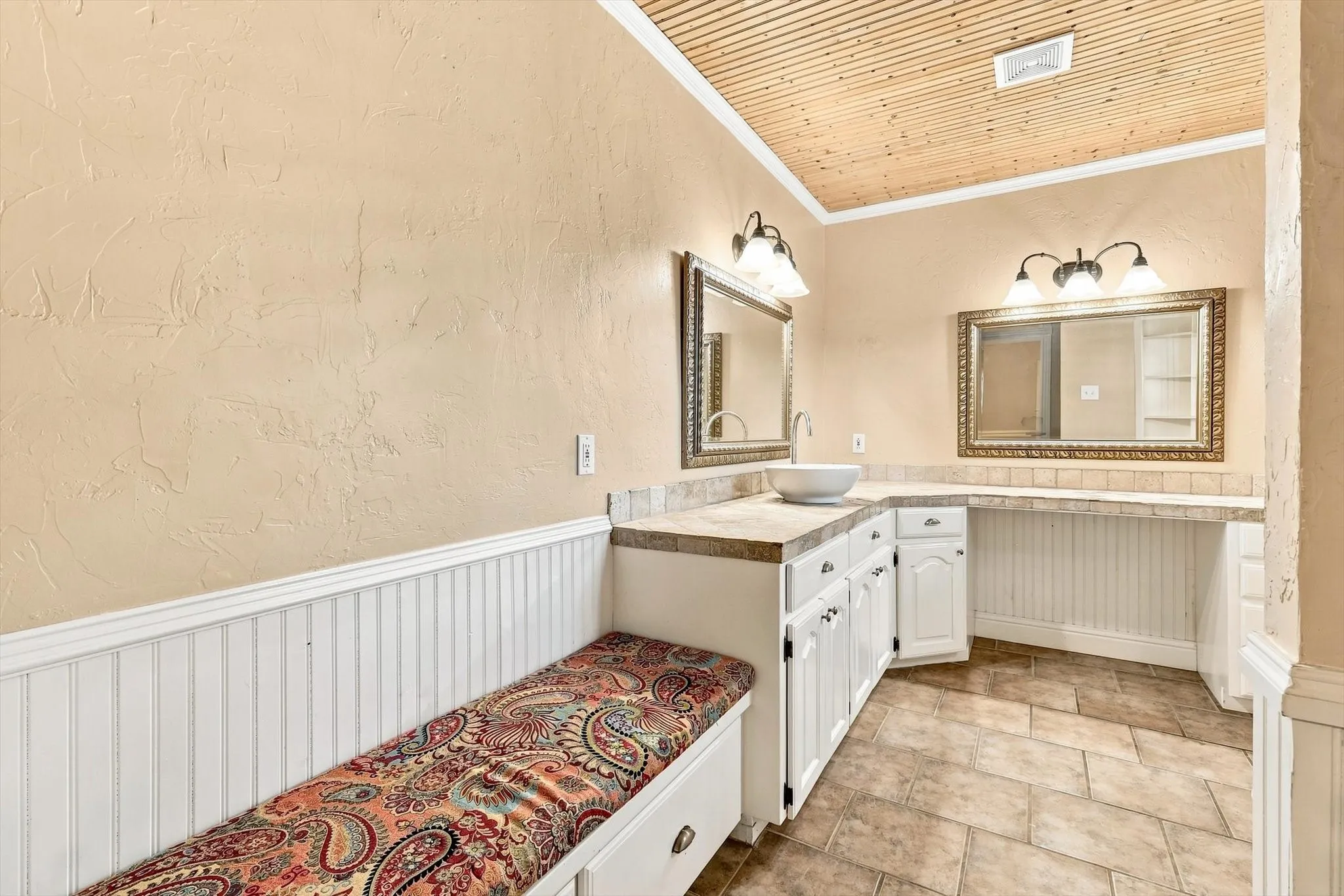 Single Family Residence For Sale in Tarrant County , 2857 Hurstview Drive, Hurst, Texas 76054, 4 Bedroom, 2 Bathroom, 2 Garage spaces, 2,392 Sqft, built in 1973, mls#21380533, Real Estate Agent in Hurst, Homes For Sale in Tarrant county, Homes For Sale in Hurst, Realtor in Hurst Texas, Real Estate Brokerage Independent Realty Texas, Luminita Cordes Realtor